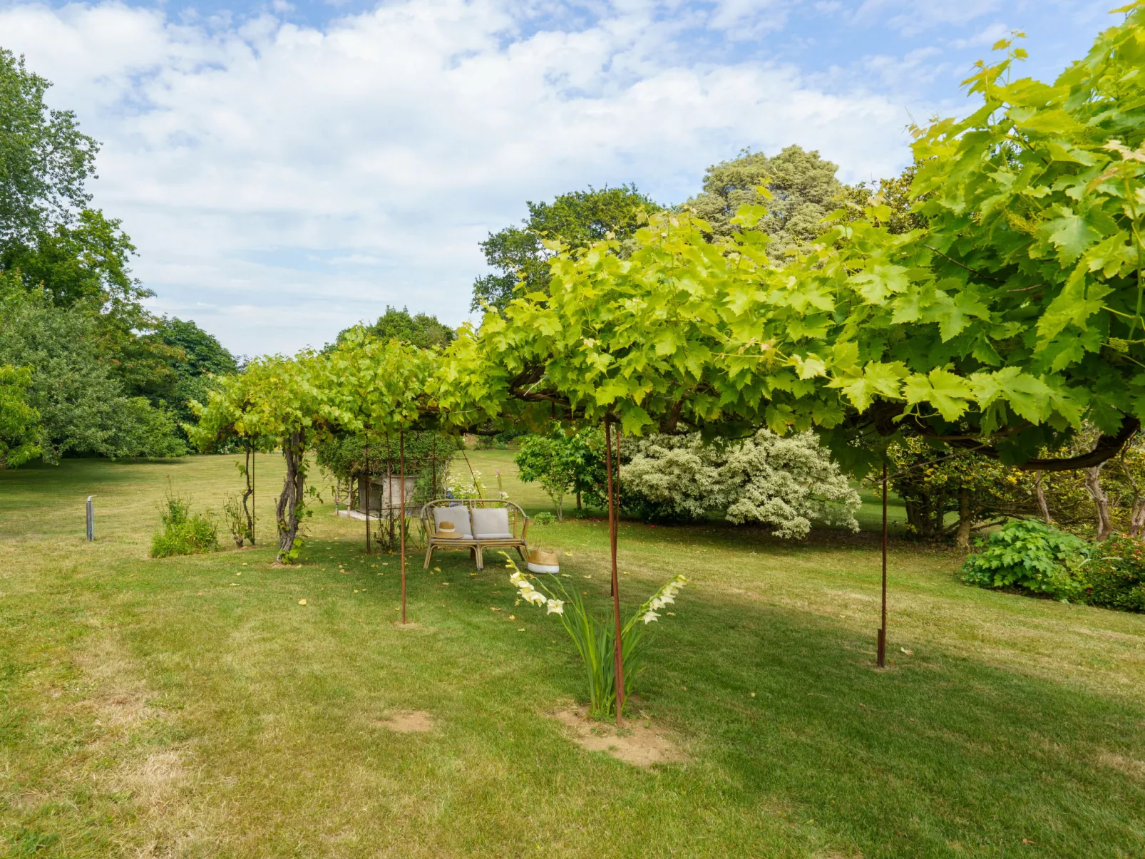 Les Volets Rouges - Draußen