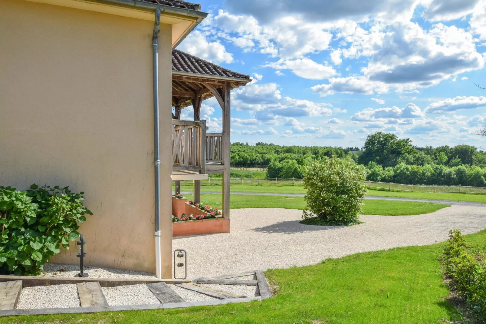 Pavillon le Papillon - Garten Sommer