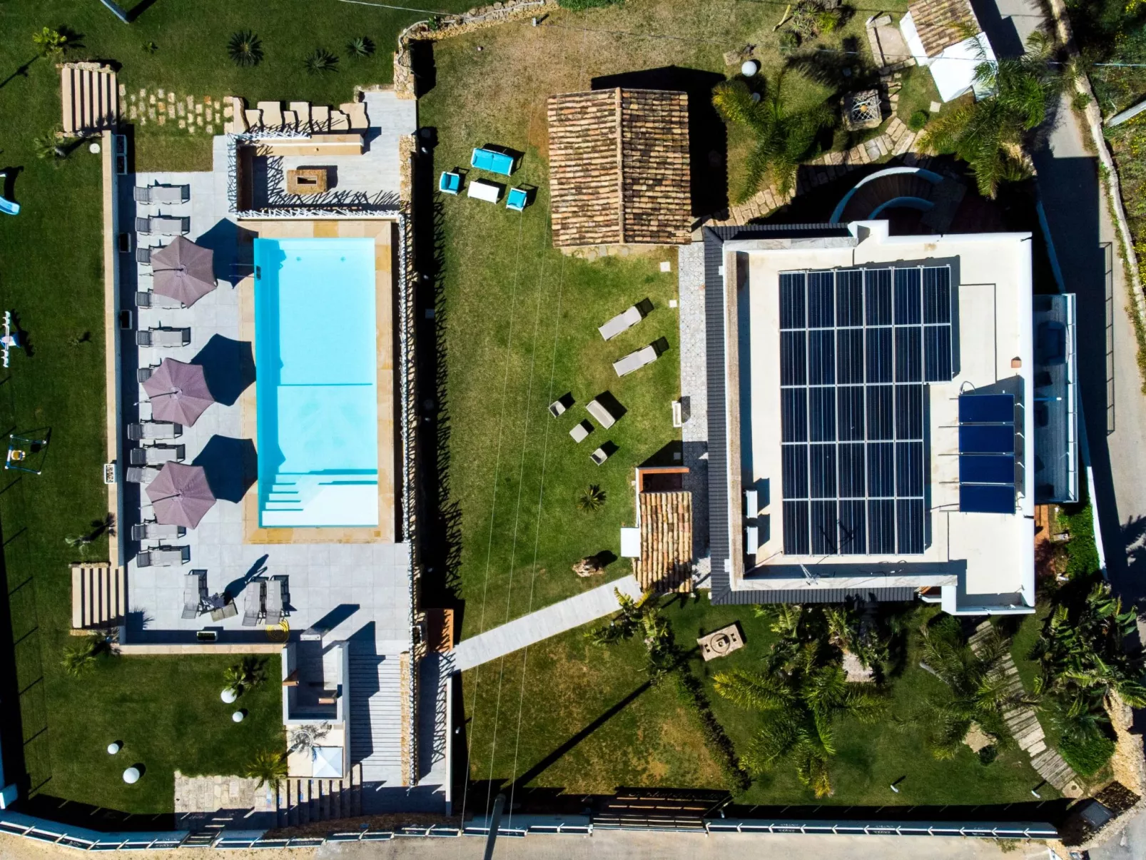 Lila Wohnung mit Schwimmbad und Meerblick - Image-tags.info