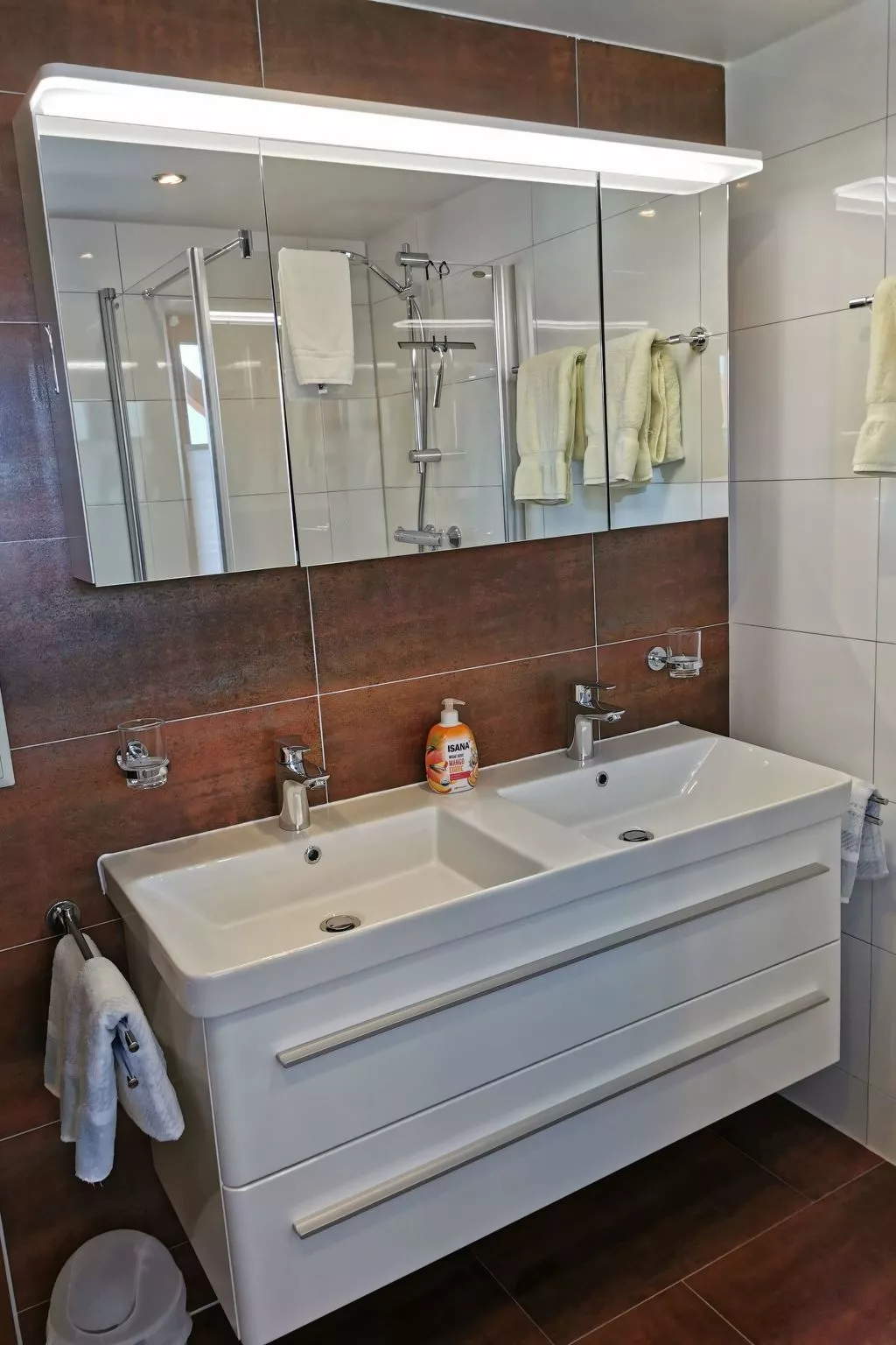 Mit komplett eingerichteter Küchenzeile im Wohnraum - Image-tags.info