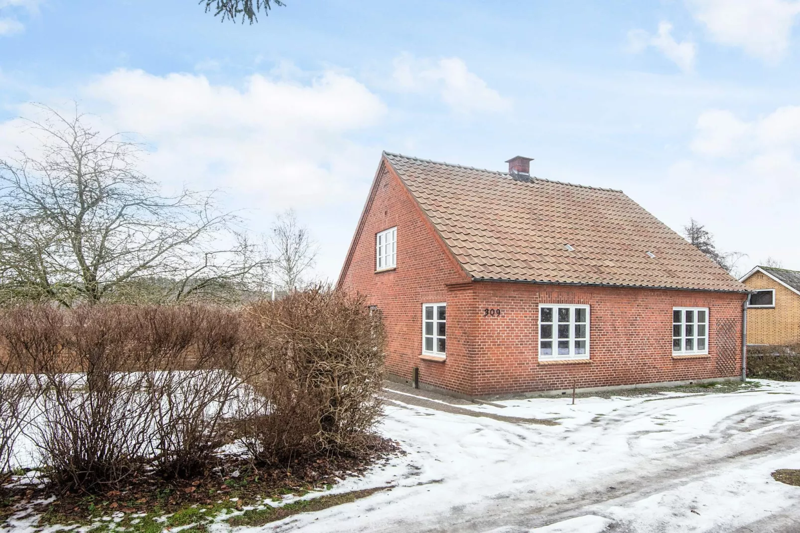 Nature Escape: Forest & Lake Access - View