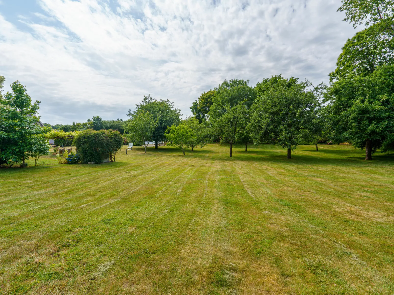 Les Volets Rouges - Draußen