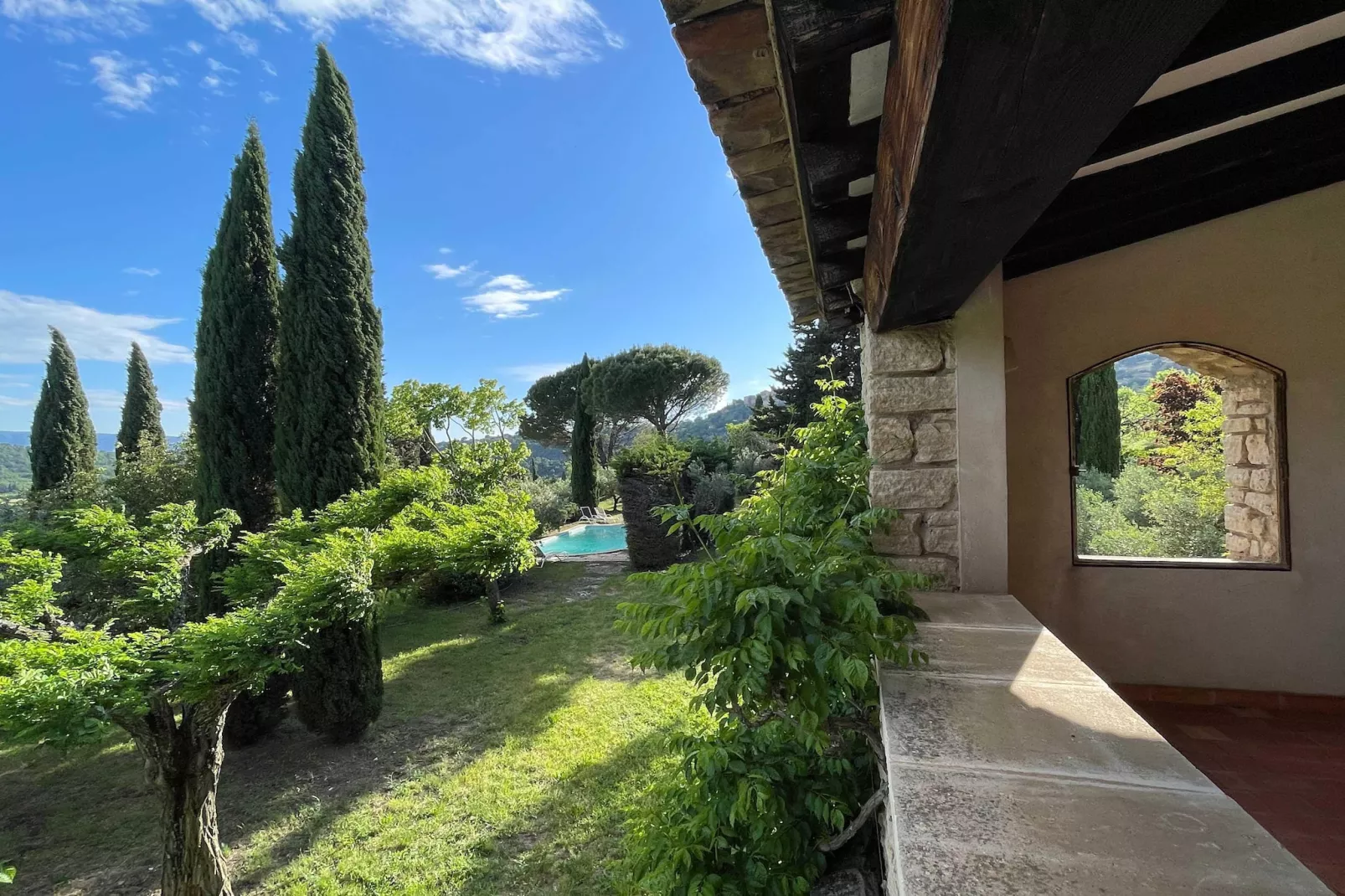 La Familiale - Maison provençale avec piscine et vue imprenable sur Gordes-View in summer
