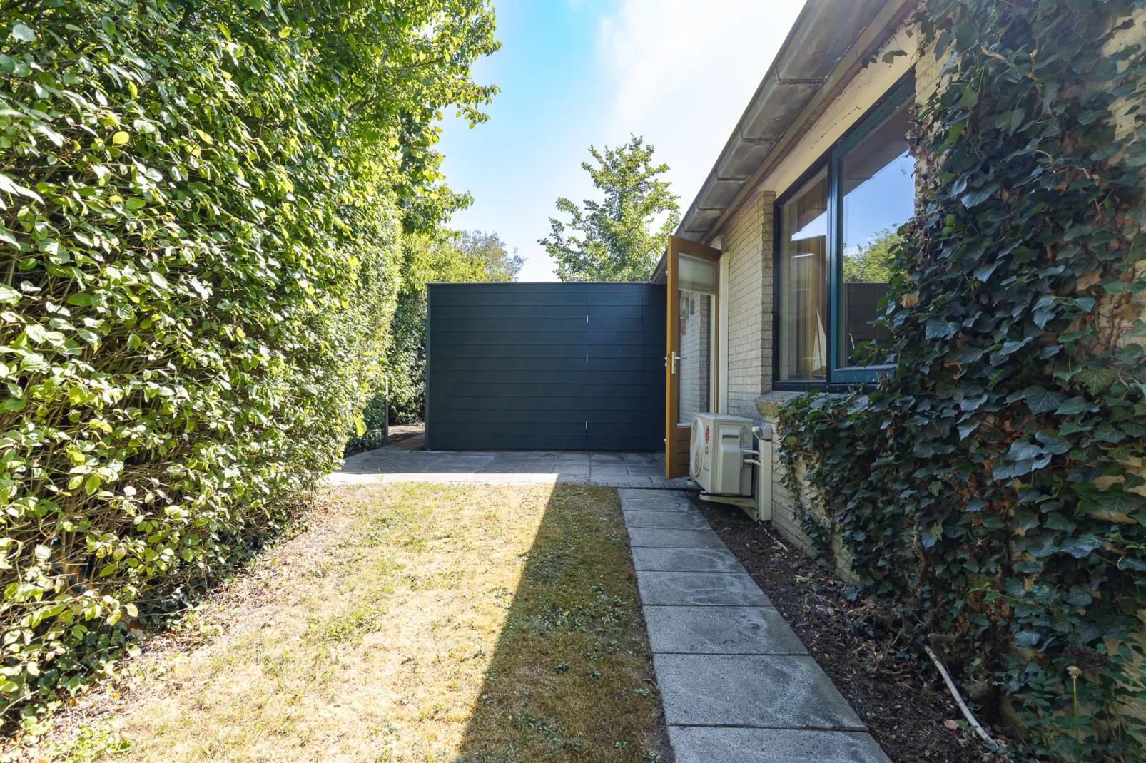 Vakantiewoning - Westduin 6 I Vlissingen 'Zilt en zand' - Jardins en été