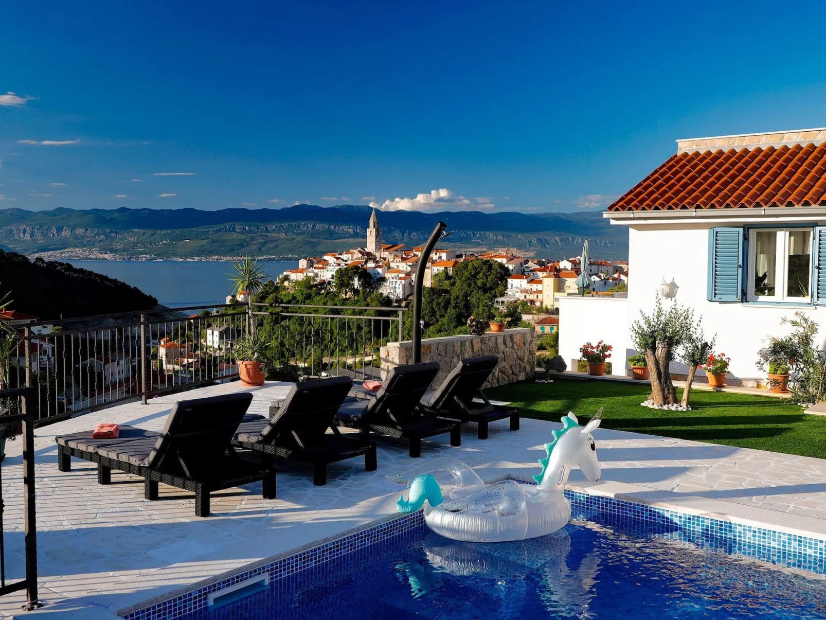 "Mela" mit Blick auf das Wasser - Image-tags.info