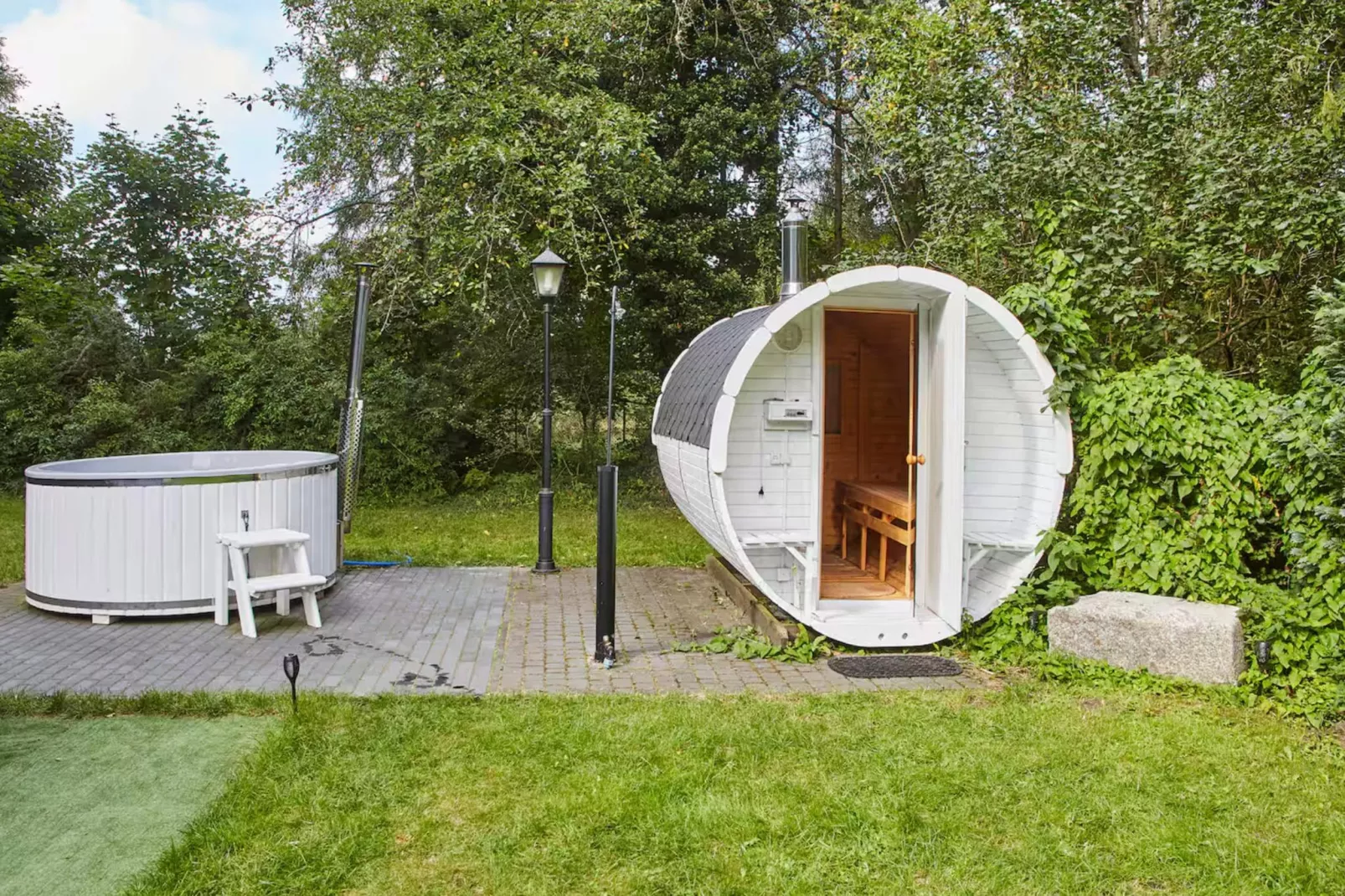 Dom wakacyjny w Sasinie dla max 10 osób-Jardins en été