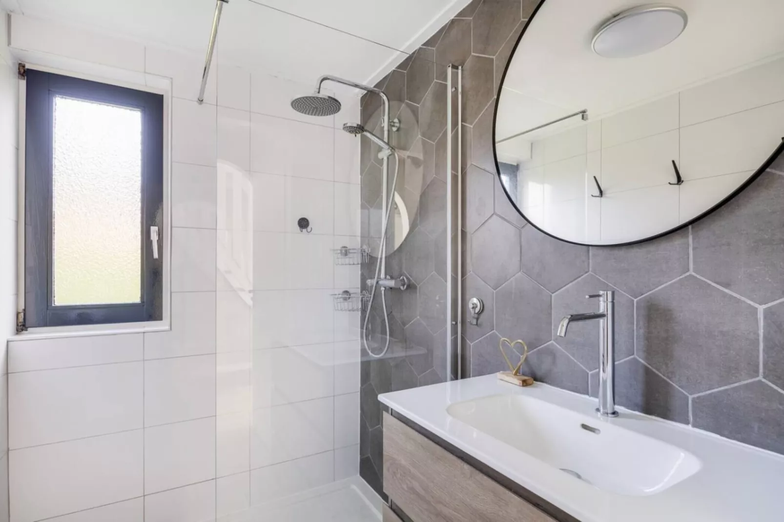 107 | Buizerd | Fijne bungalow met ruime tuin-Bathroom