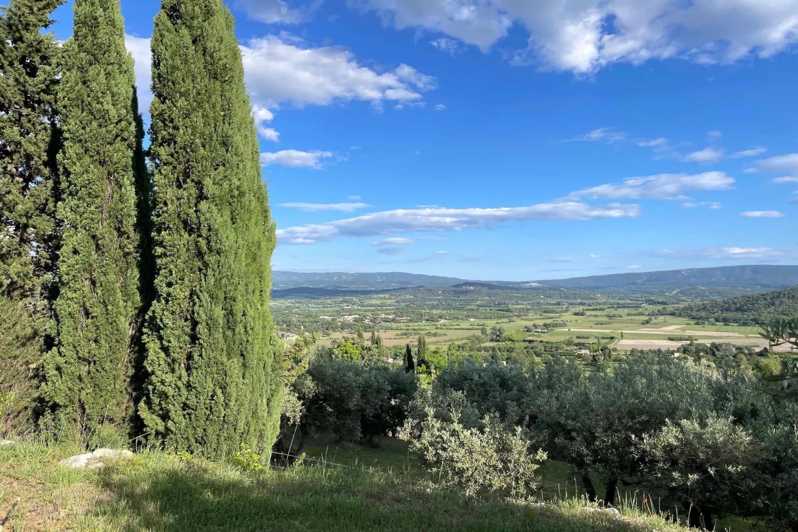 La Familiale - Maison provençale avec piscine et vue imprenable sur Gordes-View in summer