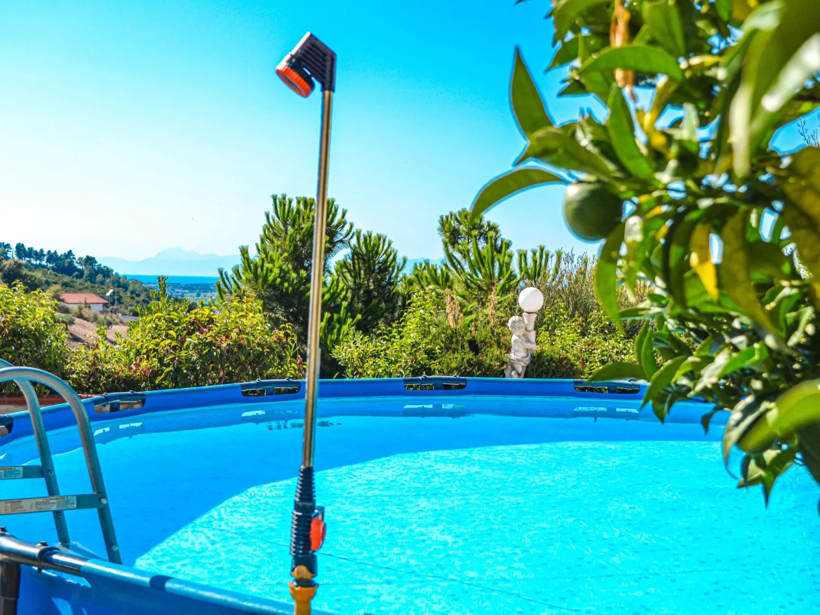 Mit privatem Garten, Meerblick und Gemeinschaftspool - Image-tags.info