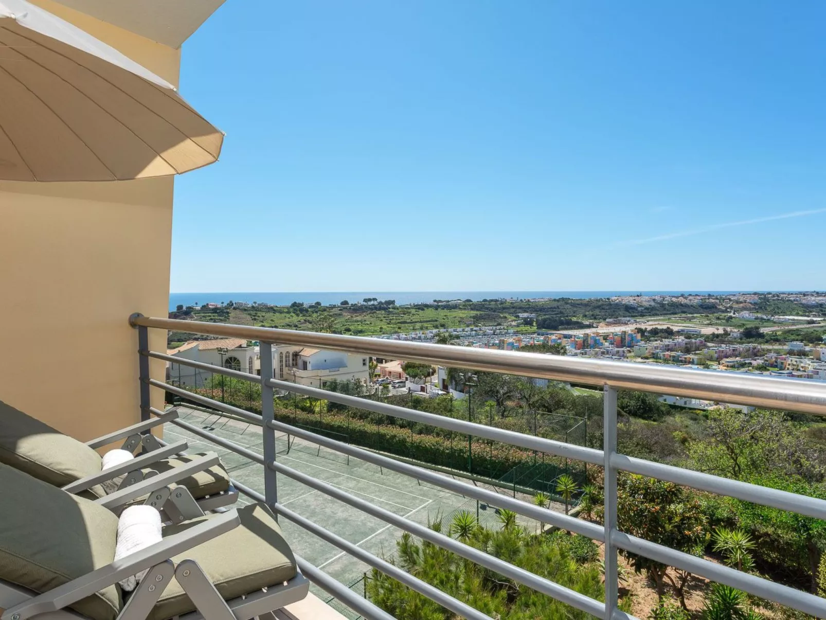 "Elena 2" mit Blick auf das Wasser - Image-tags.info