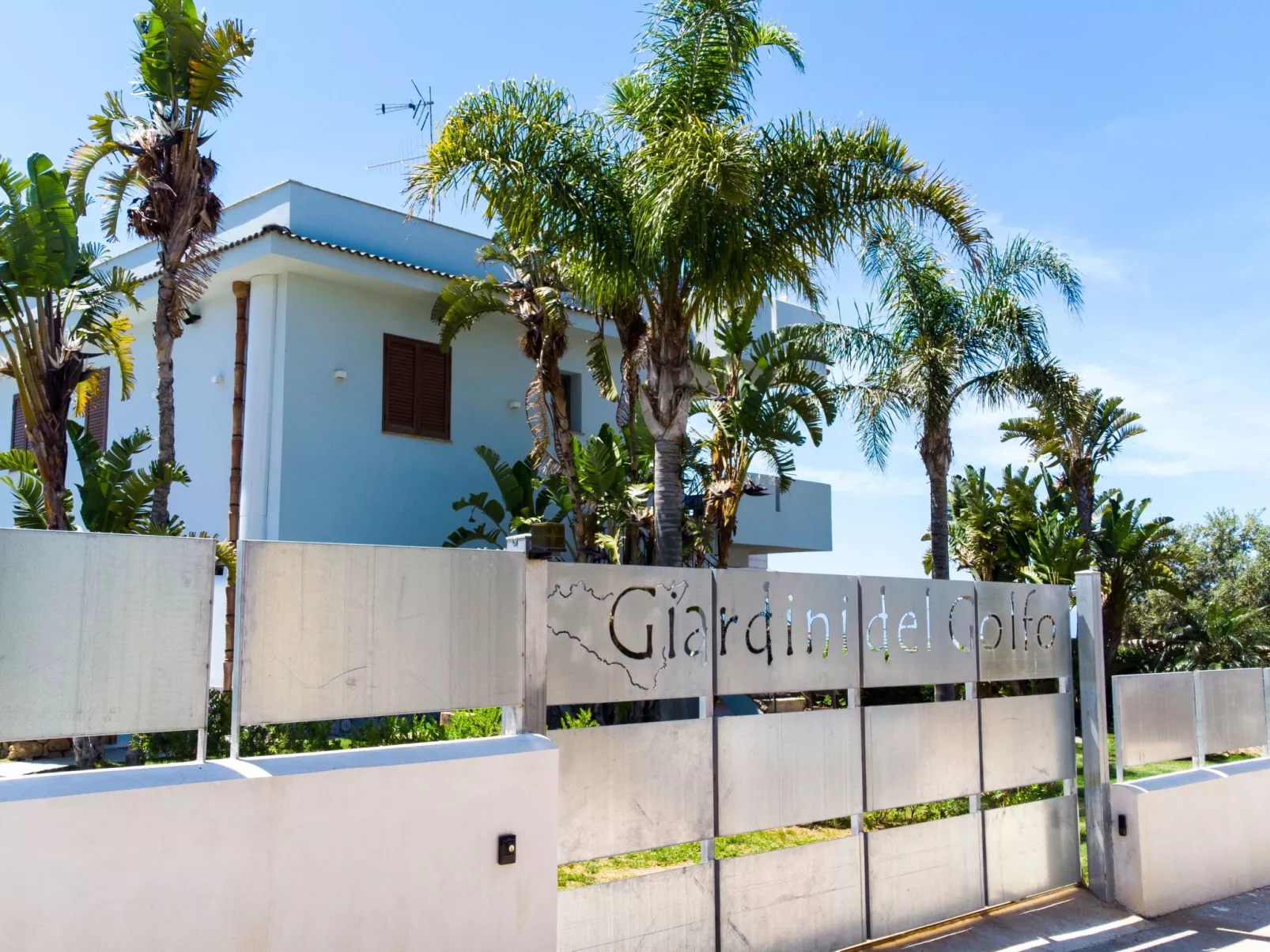 Lila Wohnung mit Schwimmbad und Meerblick - Image-tags.info