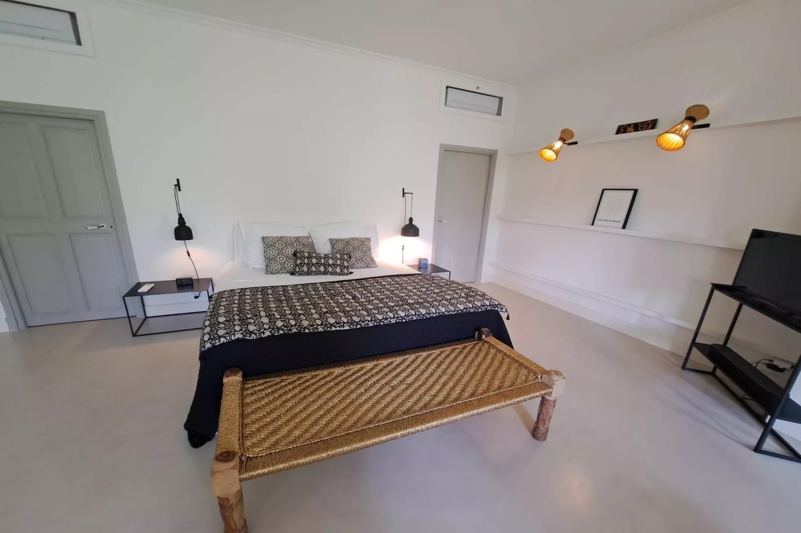 Mas Maillane demeure du XVIIIe entièrement rénové-Bedroom