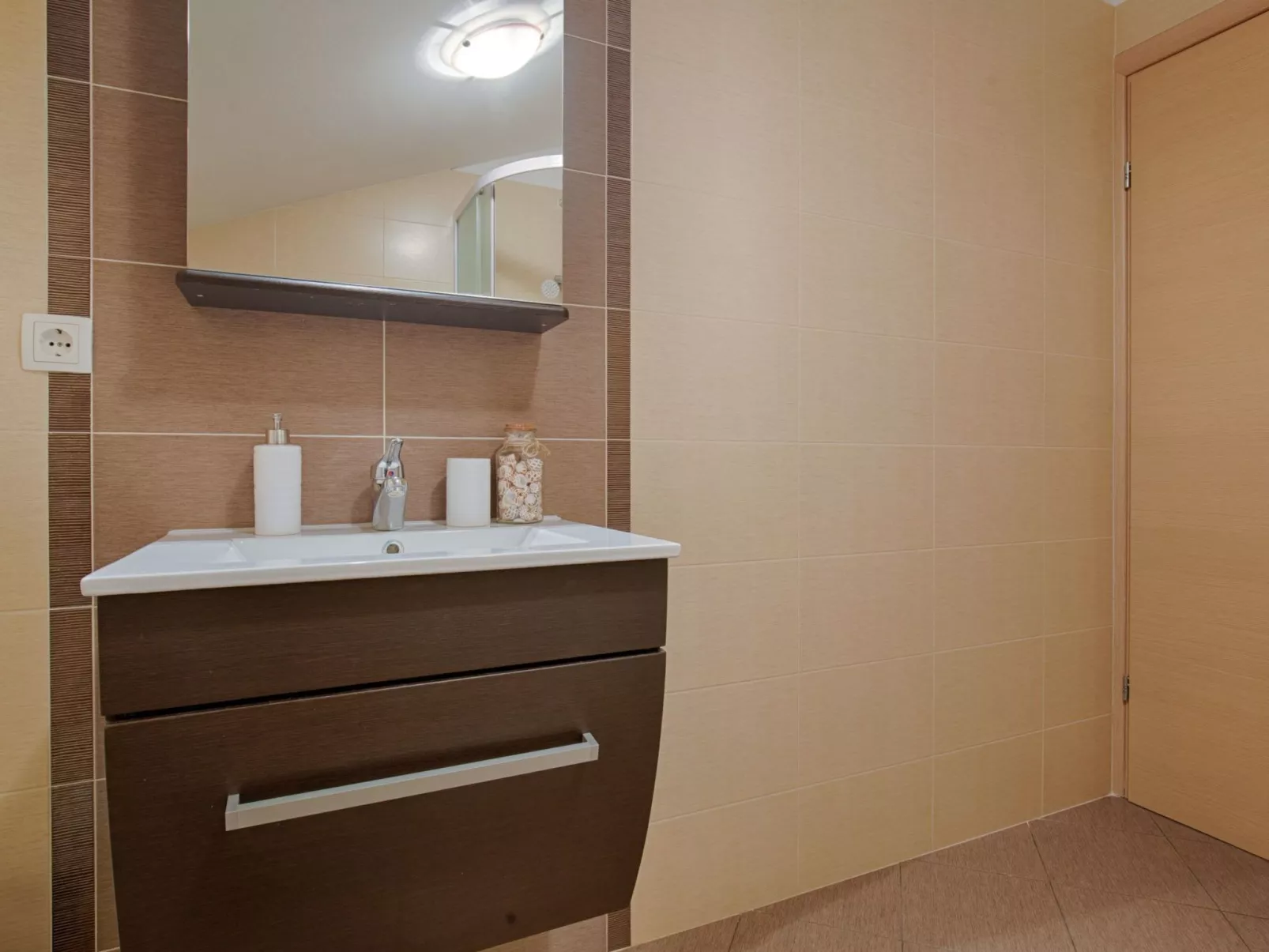 Luxuriöse Villa mit Pool, großem mediterranen Garten und Kinderspielplatz. - Image-tags.info