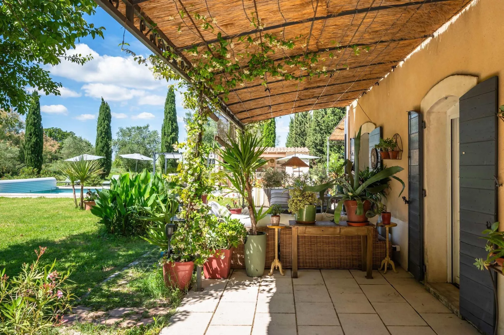 Grand Mas climatisé Arles-Garten Sommer