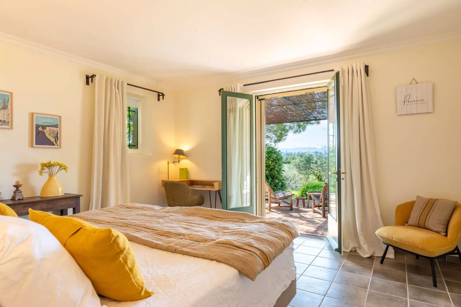 Le Mas Elaïa  votre havre familial avec piscine privée-Chambre