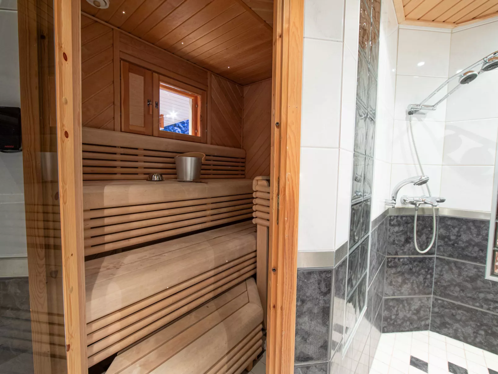 Lapinlisä - Drinnen