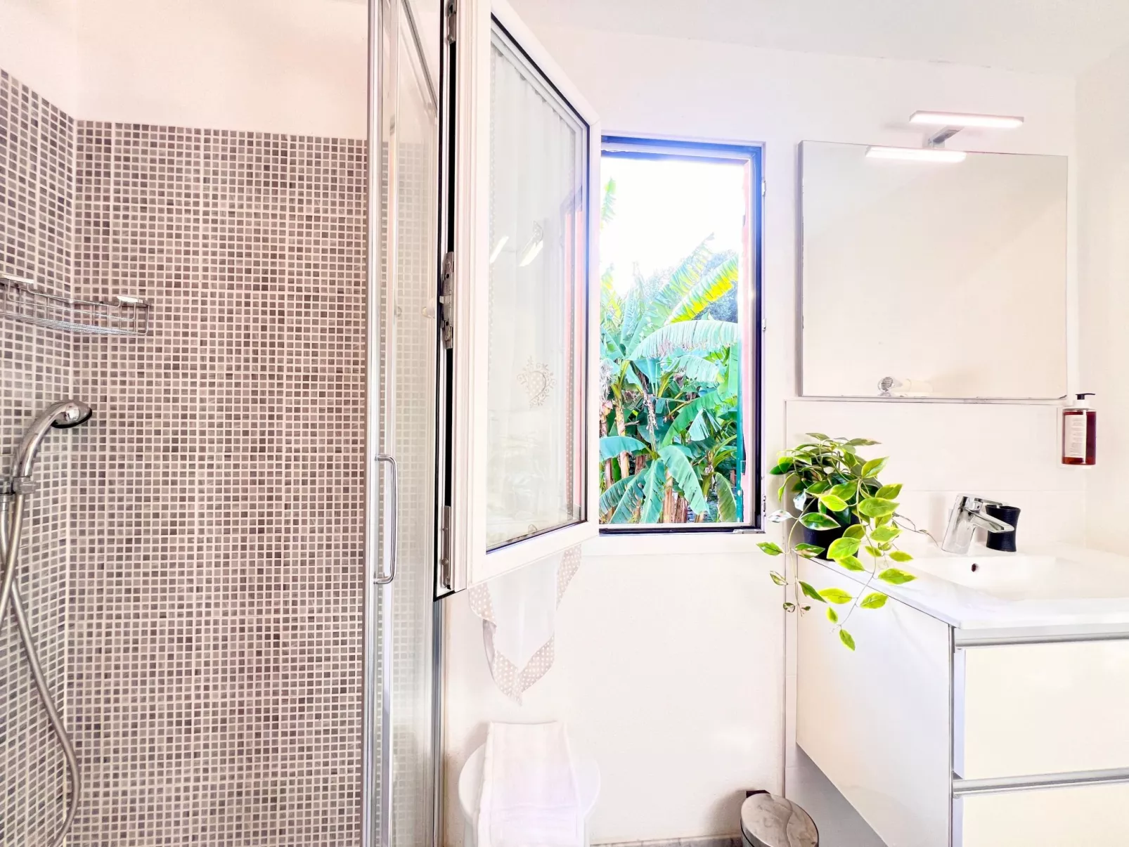 Wohnung im zweiten Stock mit Parkplatz und Garten - Image-tags.info