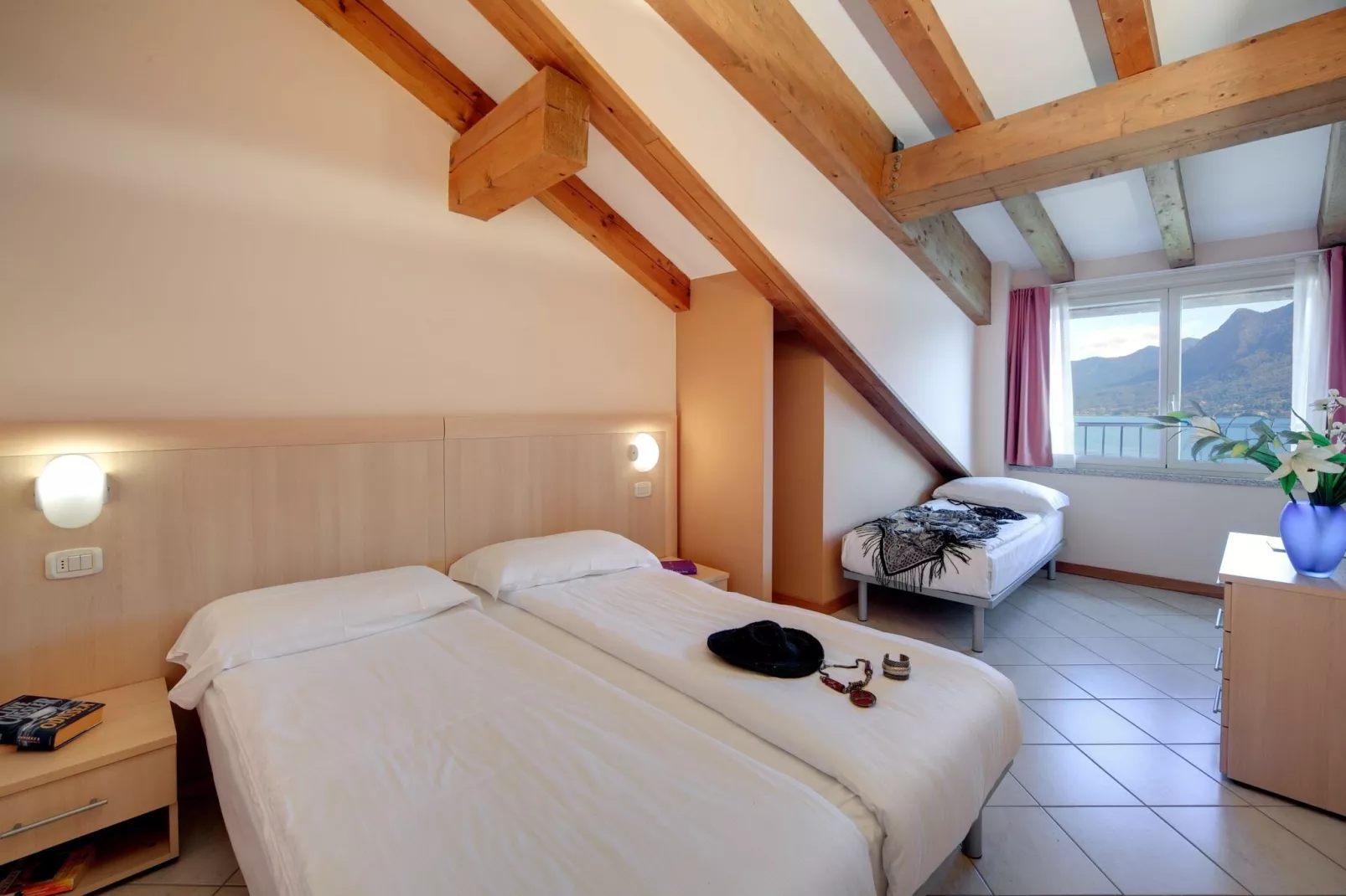 Residence Zust, Verbania Intra-Bilo mansarda-Schlafzimmer