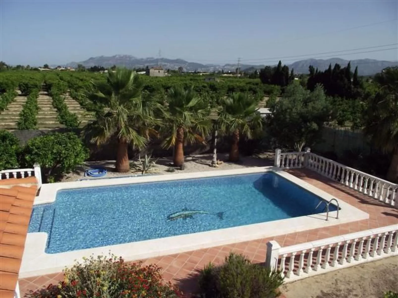 Villa im spanischen Stil mit großem Pool und ein - Image-tags.info