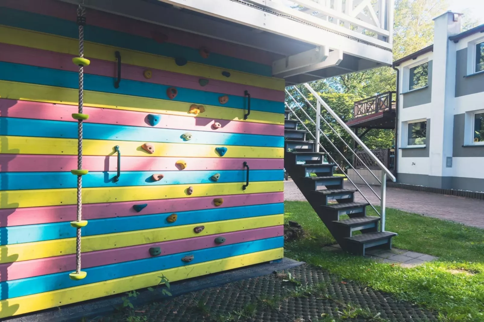 Dom w Starych Czaplach z domkiem na drzewie-Gardens in summer