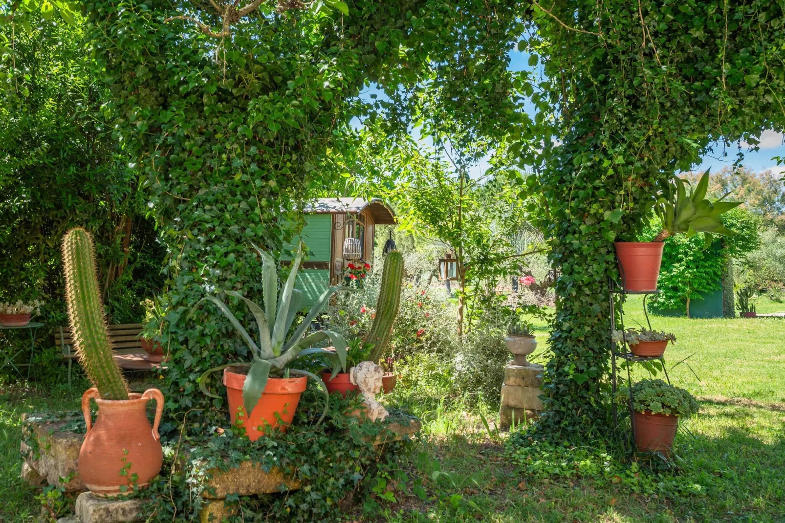 Grand Mas climatisé Arles-Garten Sommer
