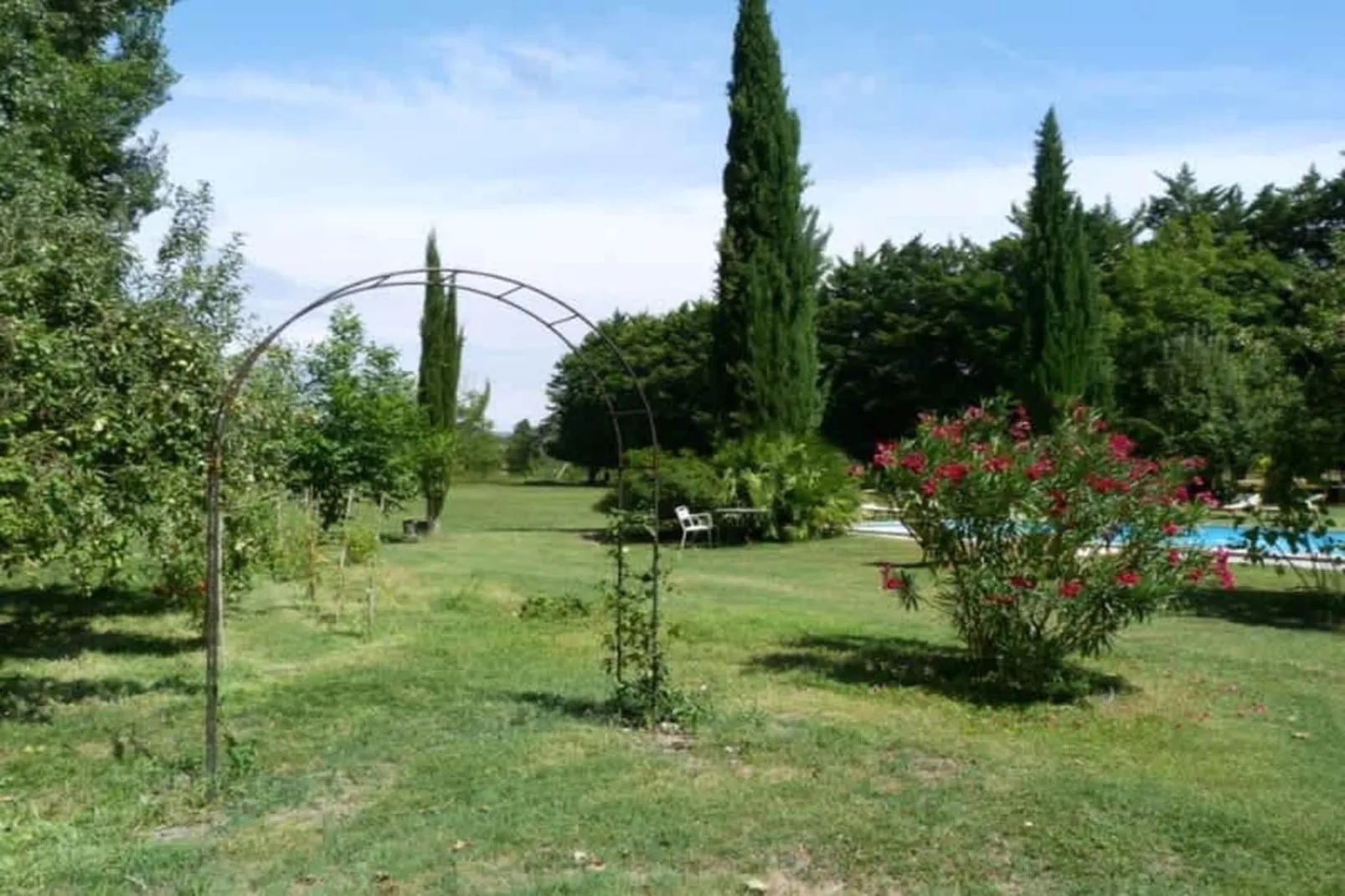 Villa provencale pour les amoureux de la nature en Lubéron-Gardens in summer