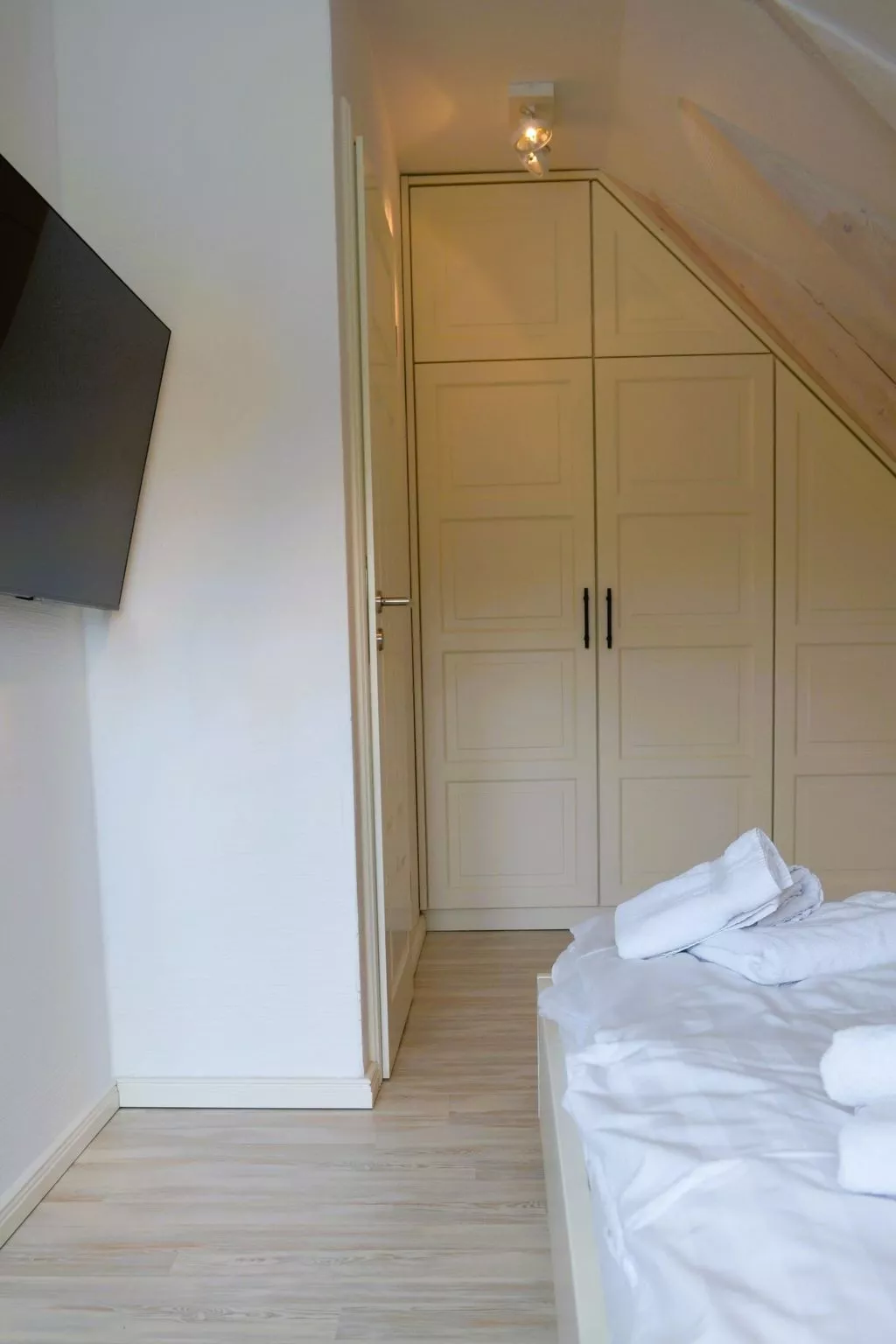 TRADITIONELLES REETDACHHAUS MIT SAUNA, KAMINOFEN UND PRIVATEM WASSERZUGANG - Image-tags.info