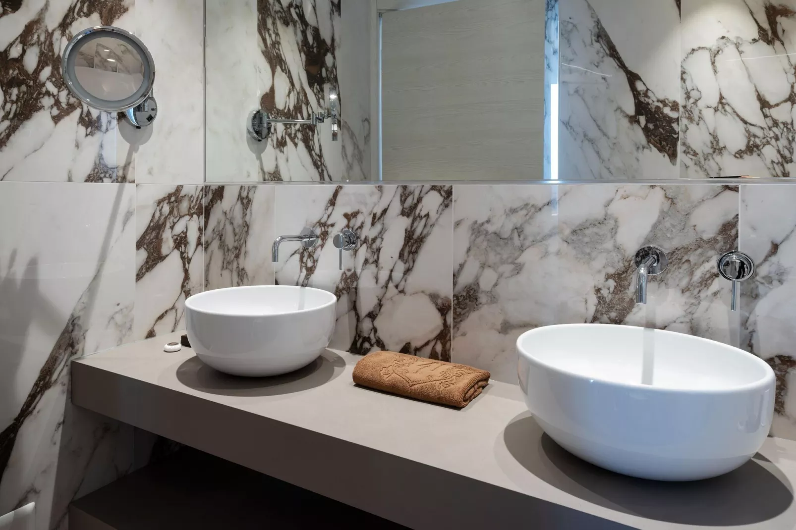 Residence Carl & Do Baveno-Bilo Deluxe Lake View-Bathroom