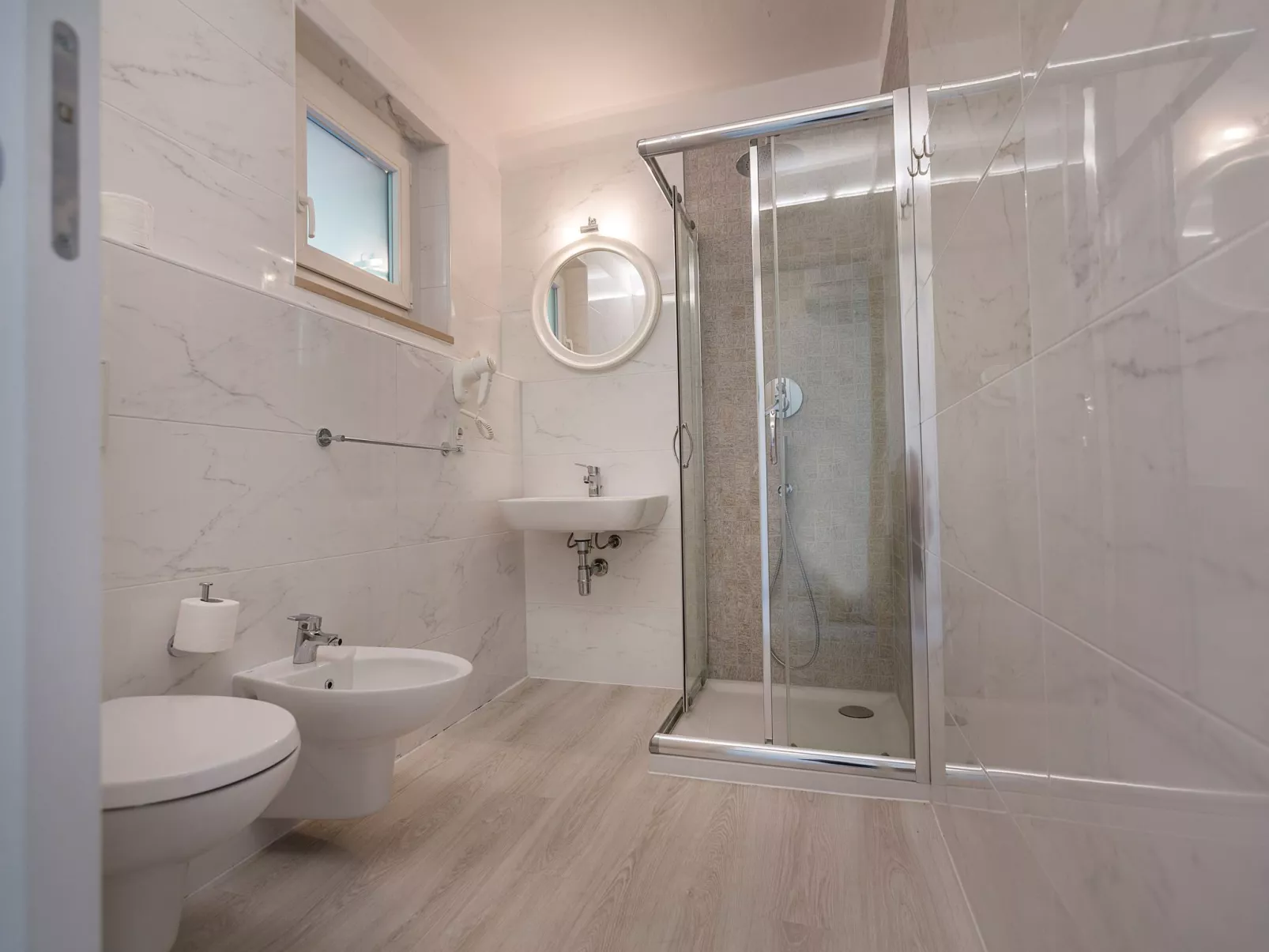 Zwei-Zimmer-Wohnung mit Seeblick, Grill und Gemeinschaftspool - Image-tags.info