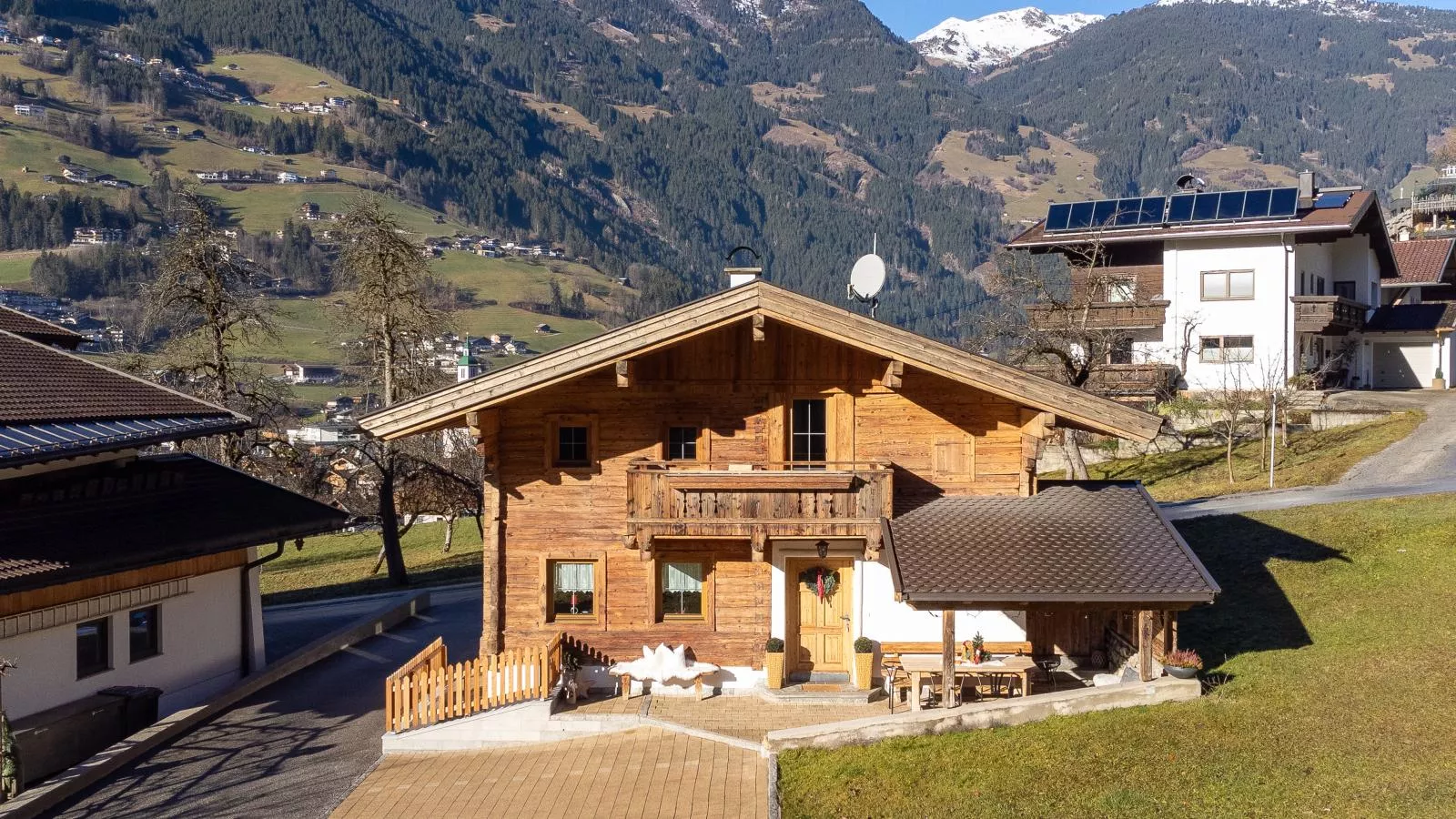 Rosalie-Lorena-Exterior in winter