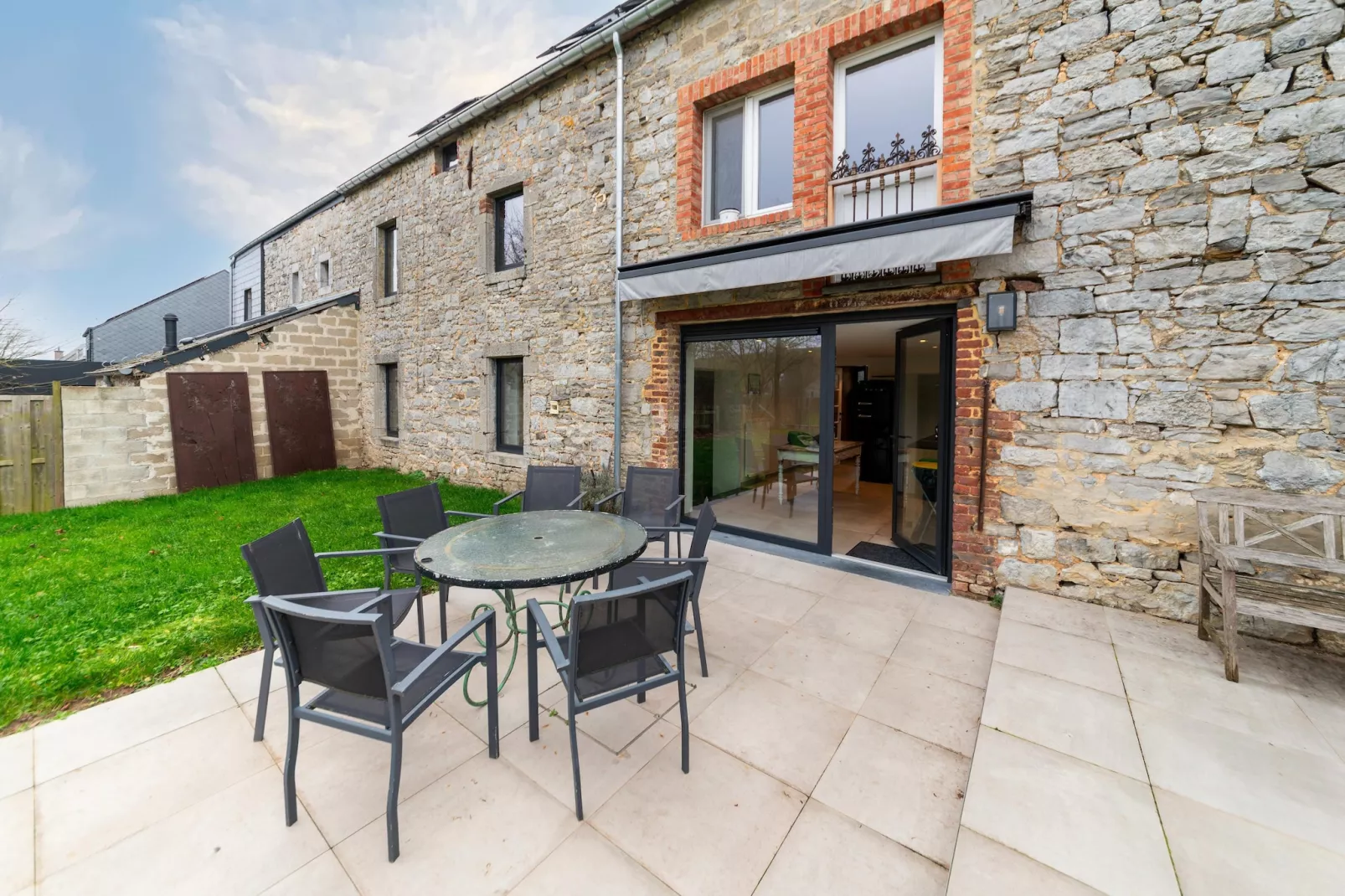 Maison Rose - Exterior in summer