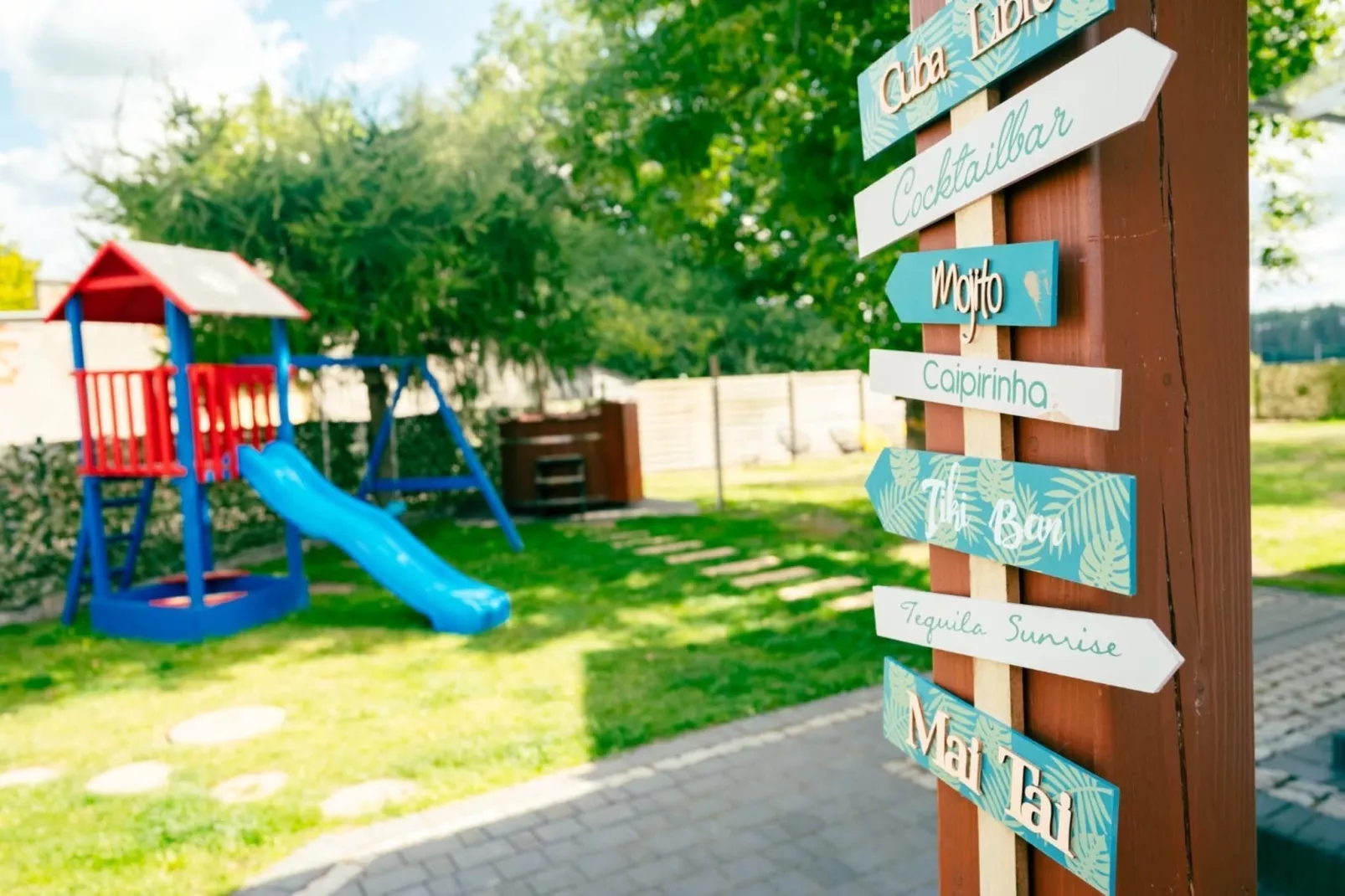 Dom w Starych Czaplach z domkiem na drzewie-Gardens in summer