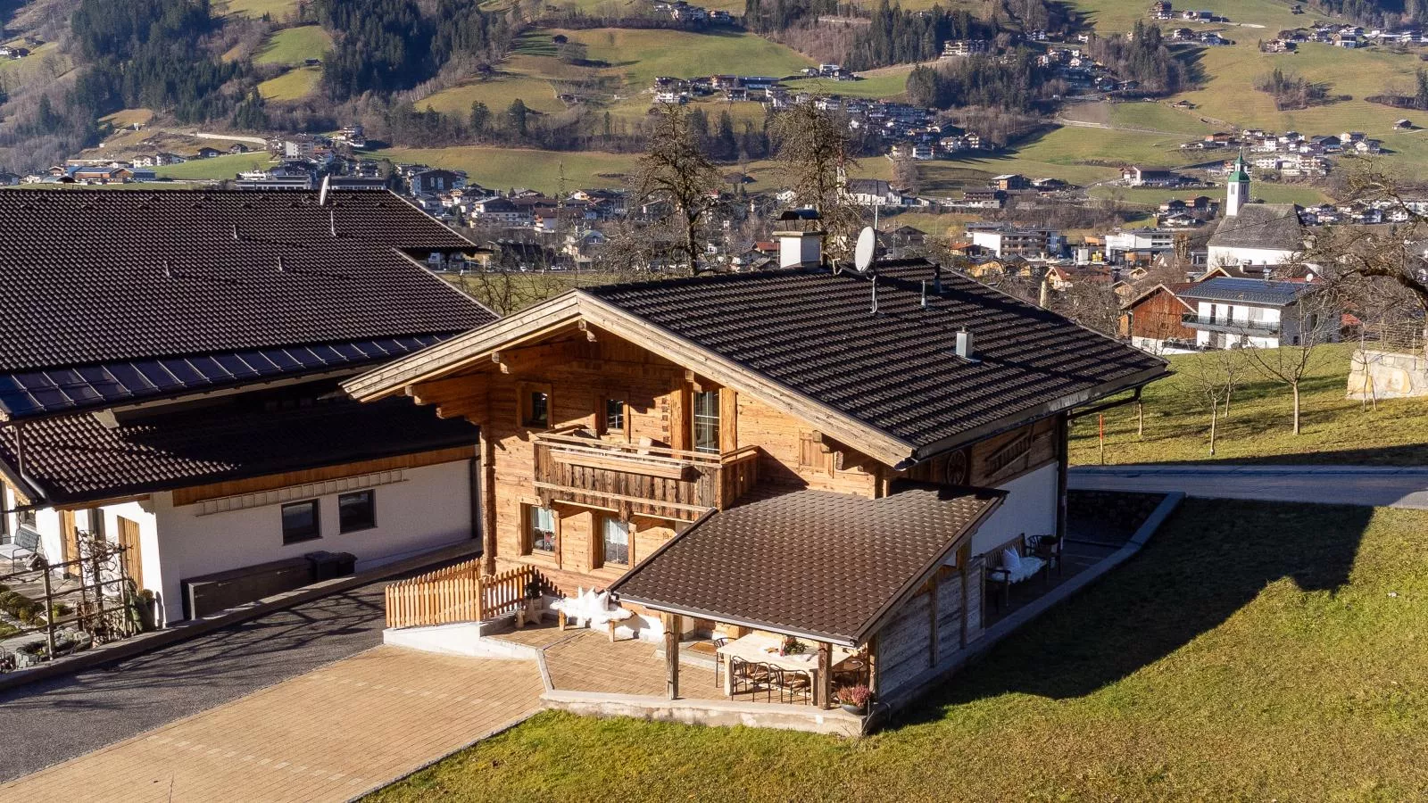 Rosalie-Lorena-Exterior in winter