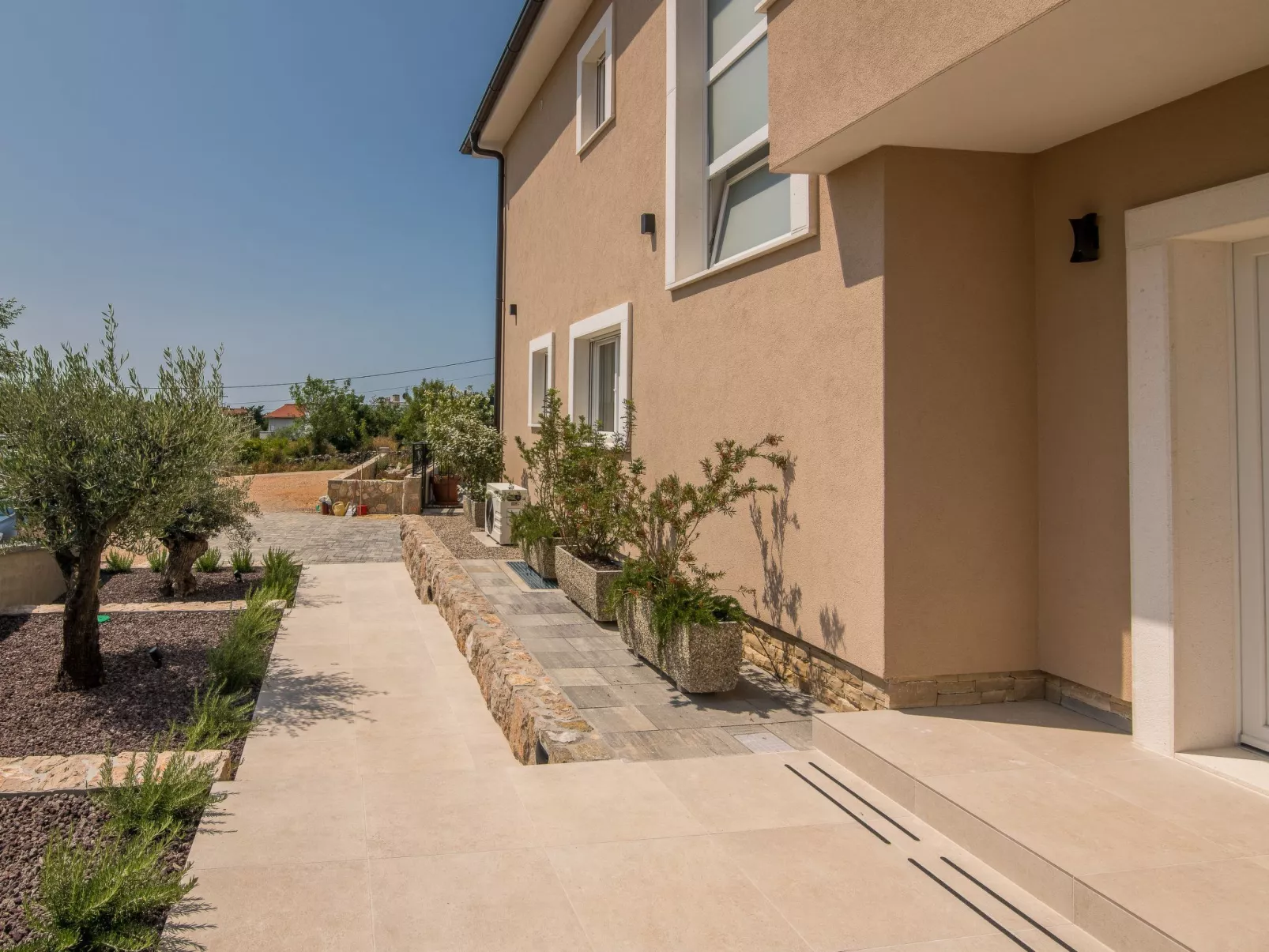 Luxuriöse Villa mit Salzwasserpool in einer ruhigen Gegend - Image-tags.info