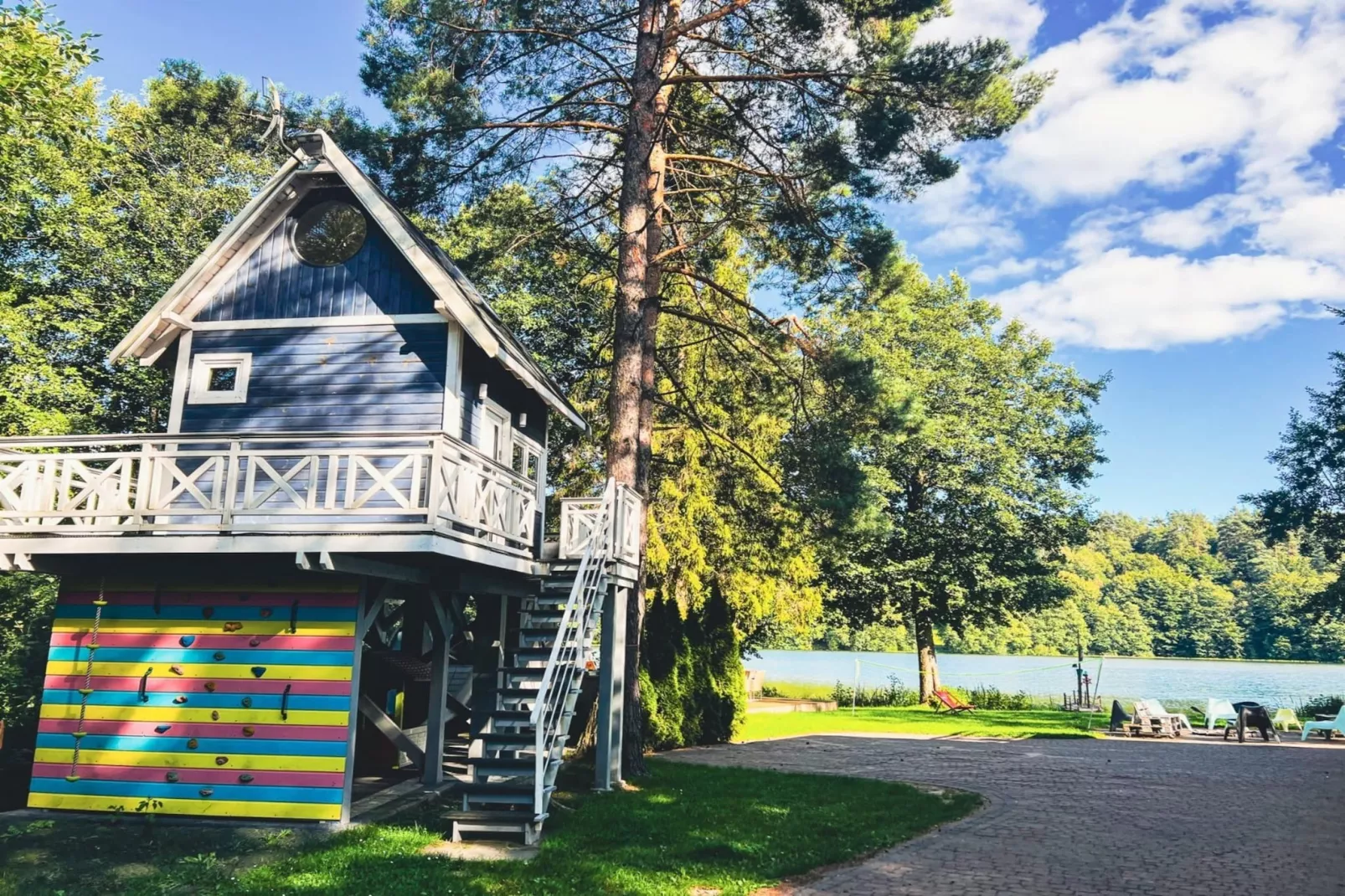 Dom w Starych Czaplach z domkiem na drzewie-Gardens in summer