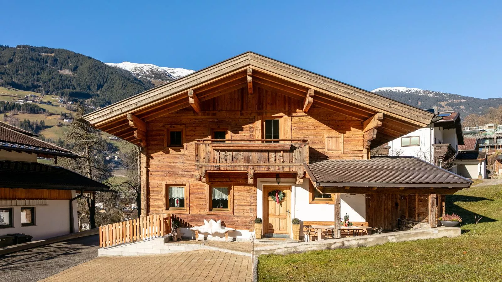 Rosalie-Lorena-Exterior in winter