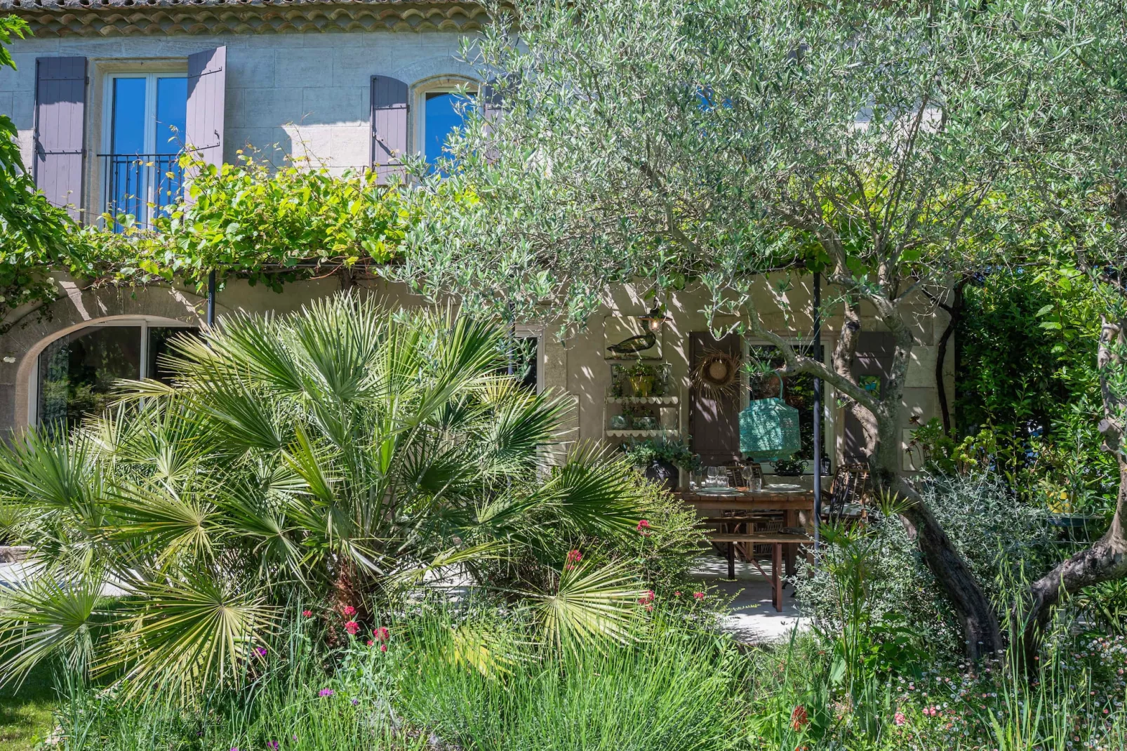 Mas authentique à Paradou Alpilles-Gardens in summer