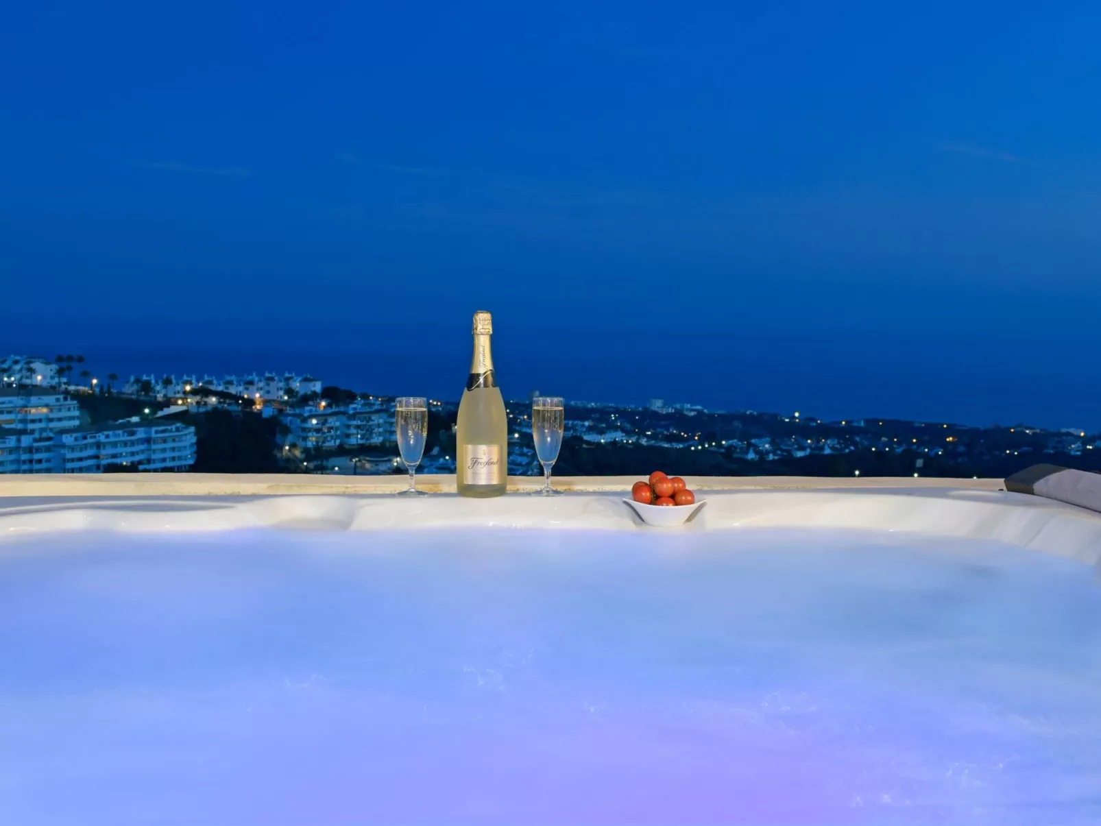 Penthouse, Jacuzzi, Meerblick, BBQ,wifi, AC - Dehors