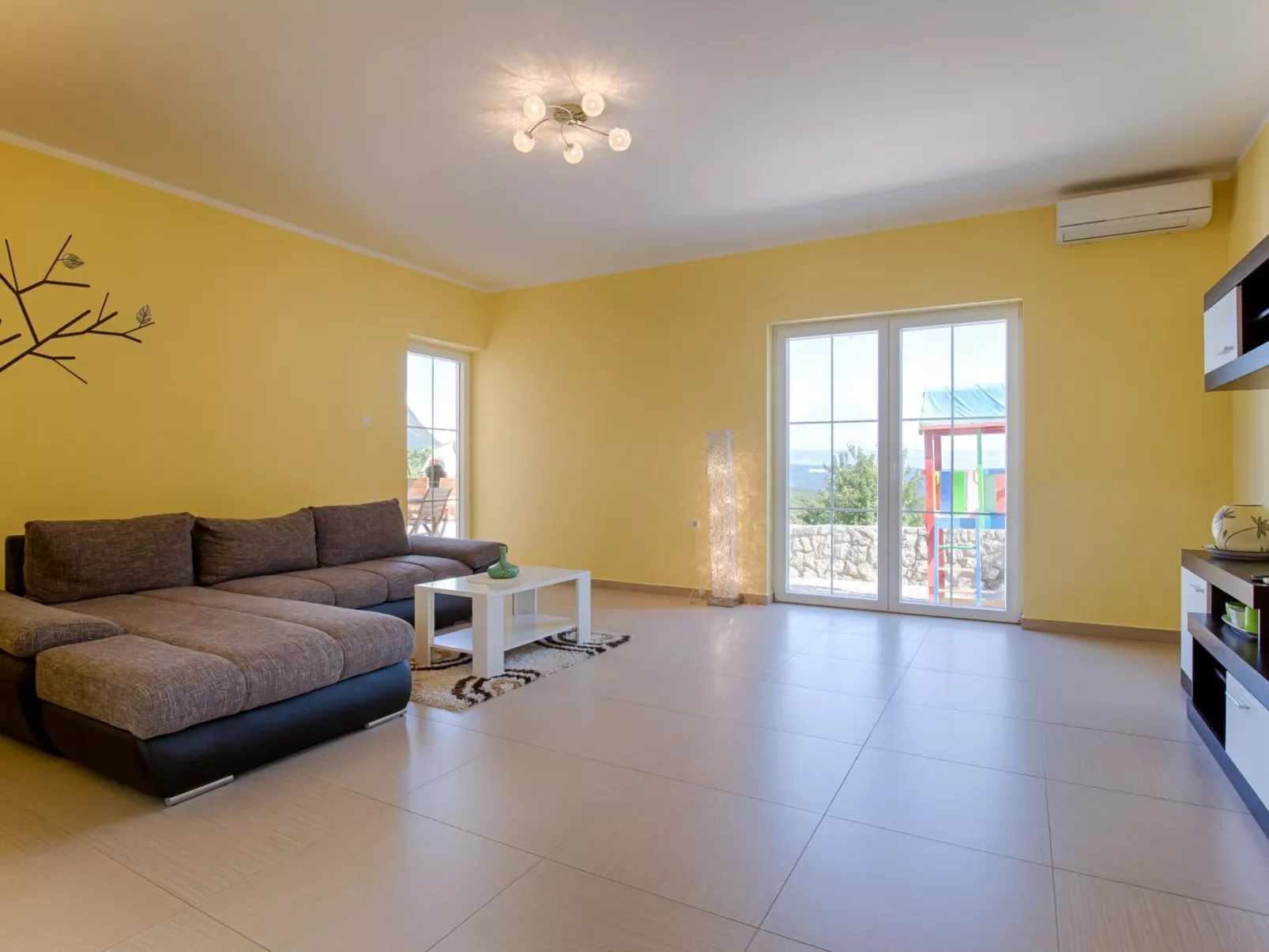 Luxuriöse Villa mit Pool, großem mediterranen Garten und Kinderspielplatz. - Image-tags.info