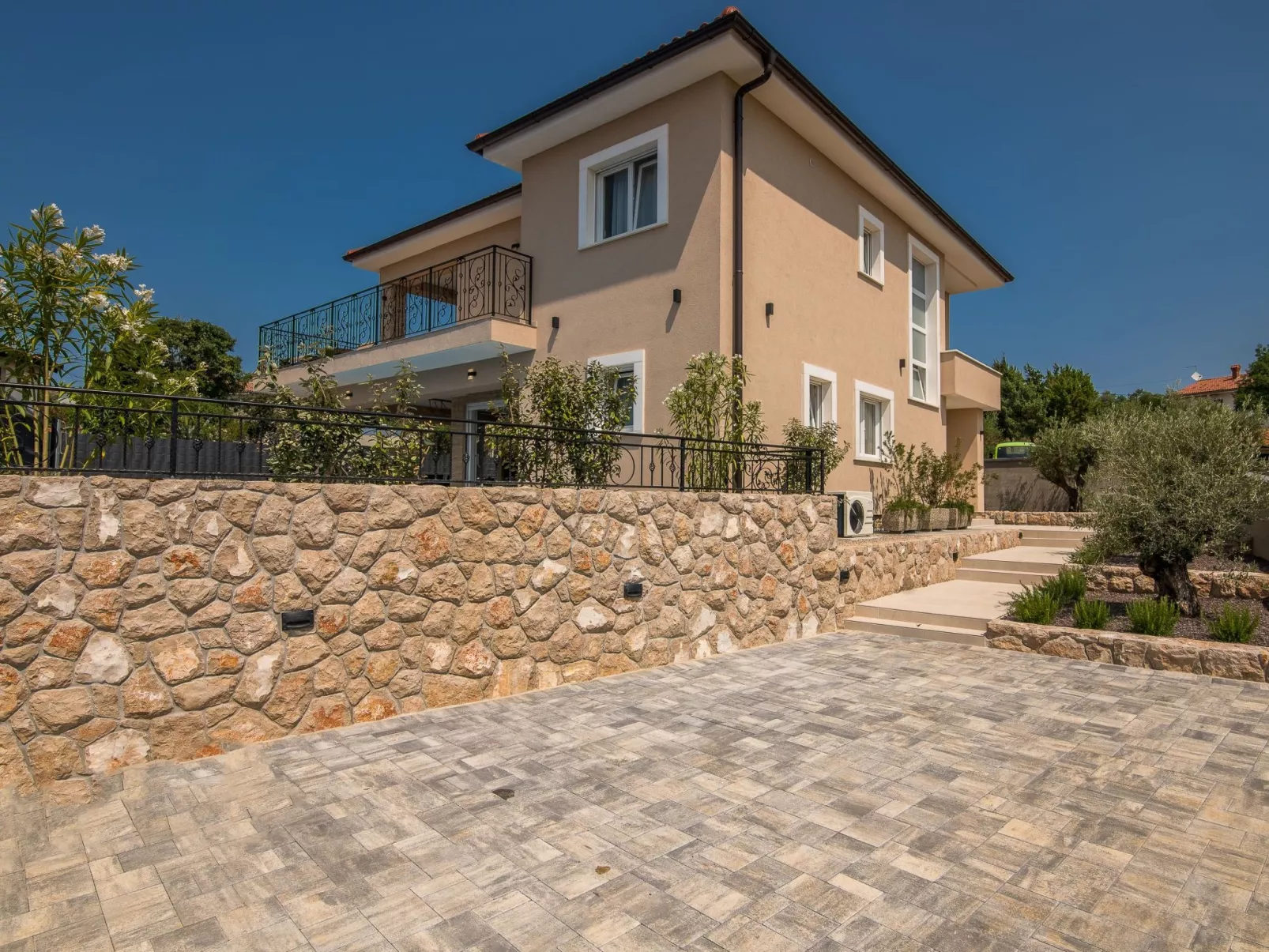 Luxuriöse Villa mit Salzwasserpool in einer ruhigen Gegend - Image-tags.info