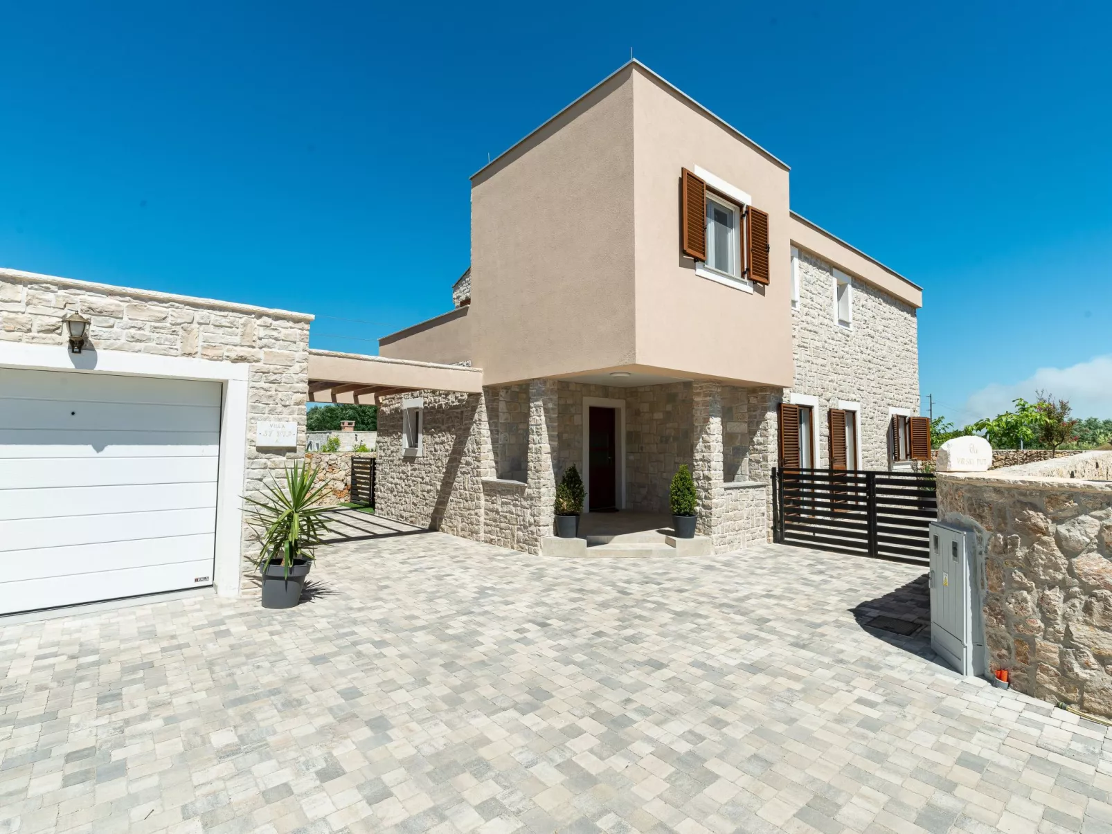 Neue Luxusvilla mit Schwimmbad, Sauna - Image-tags.info