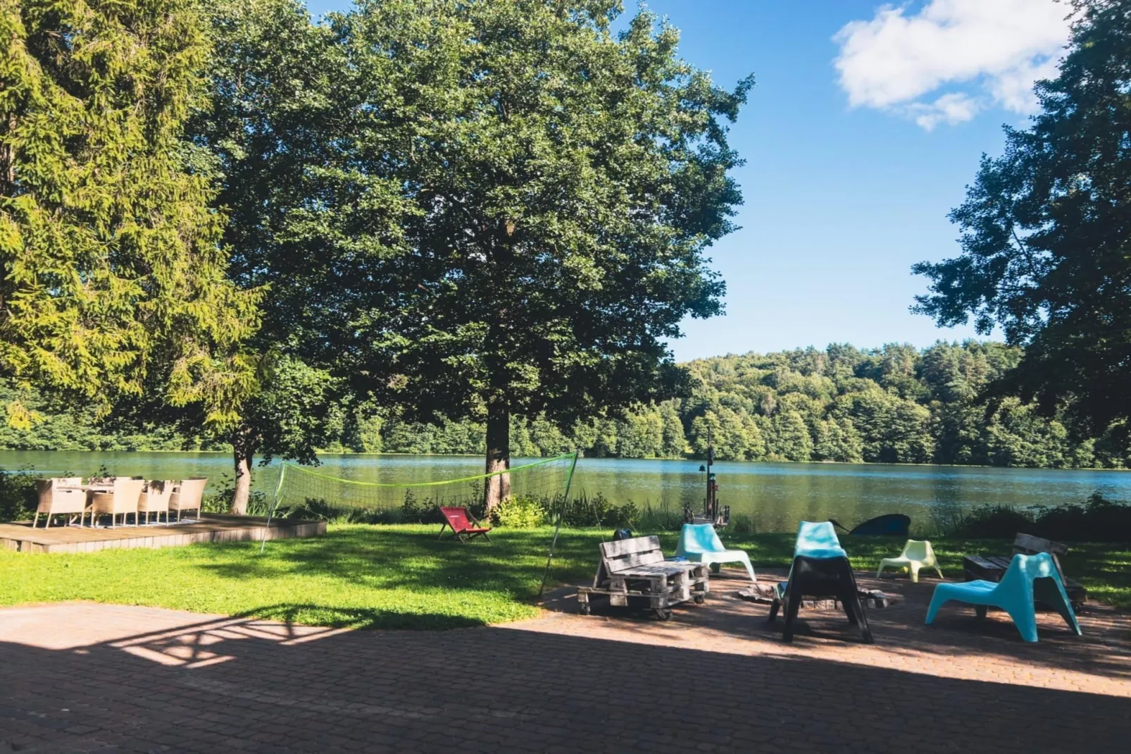 Dom w Starych Czaplach z domkiem na drzewie-Gardens in summer