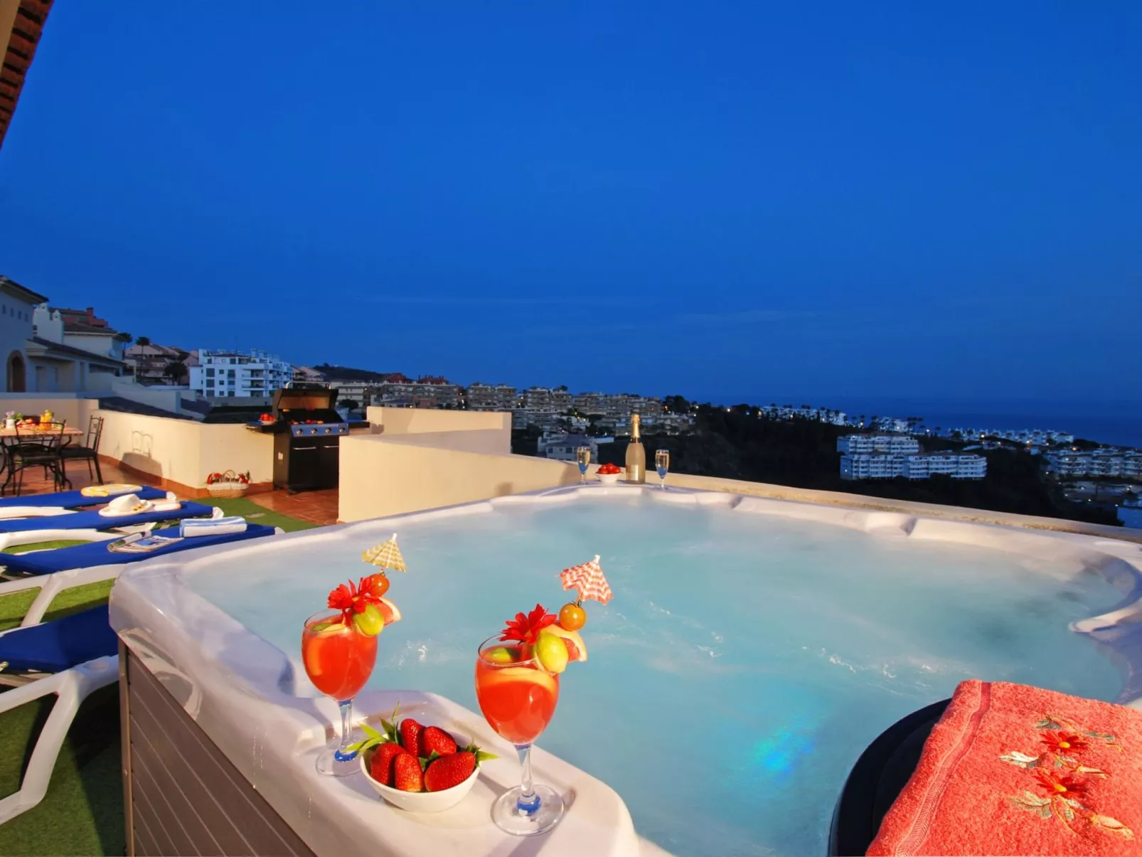 Penthouse, Jacuzzi, Meerblick, BBQ,wifi, AC - Dehors