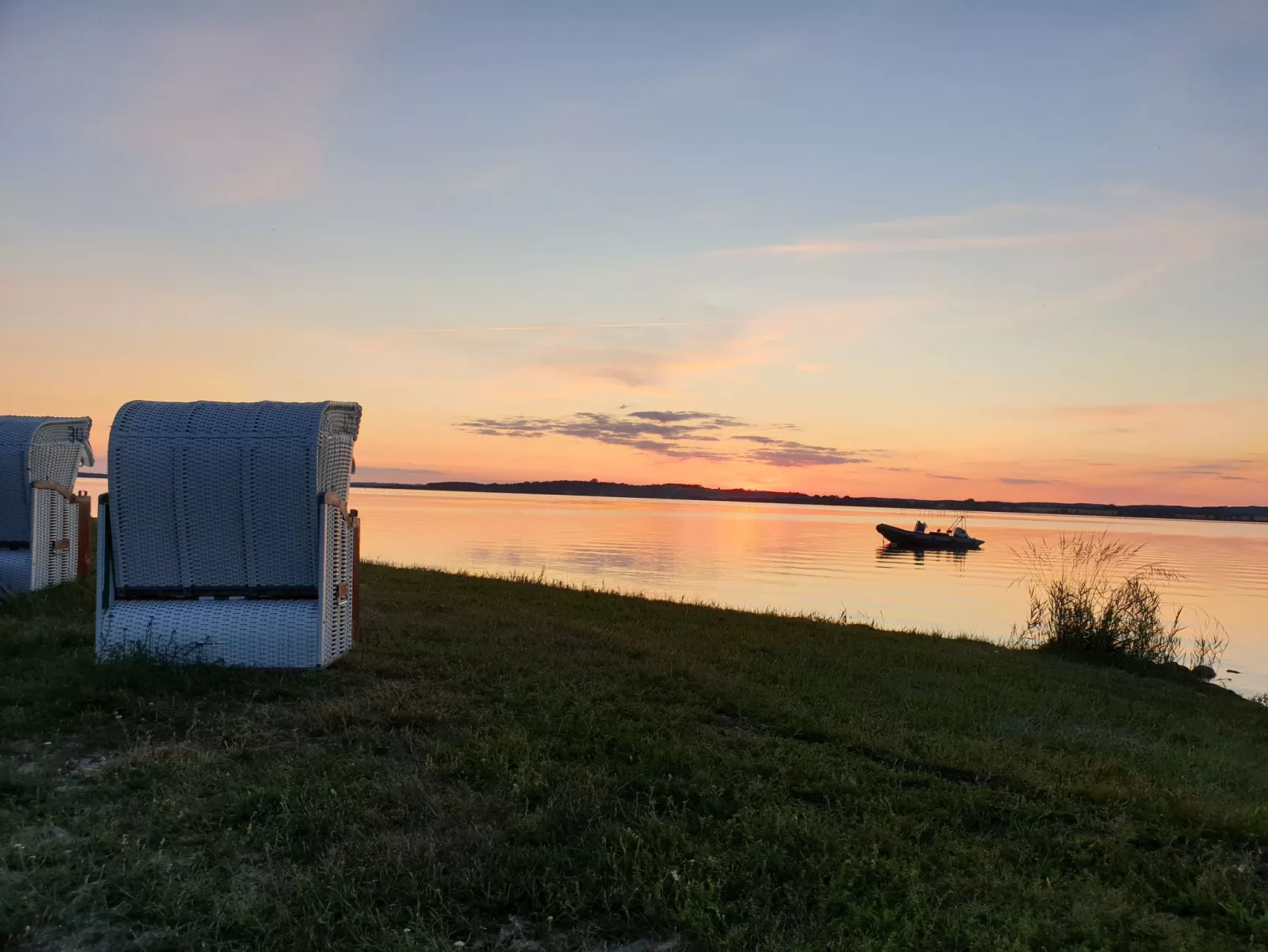 TRADITIONELLES REETDACHHAUS MIT SAUNA, KAMINOFEN UND PRIVATEM WASSERZUGANG - Image-tags.info