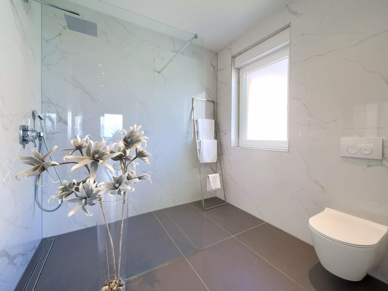 Luxuriöse Villa mit Pool und fantastischem Meerblick - Image-tags.info