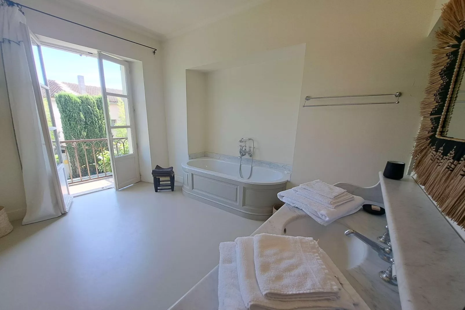 Mas Maillane demeure du XVIIIe entièrement rénové-Bathroom