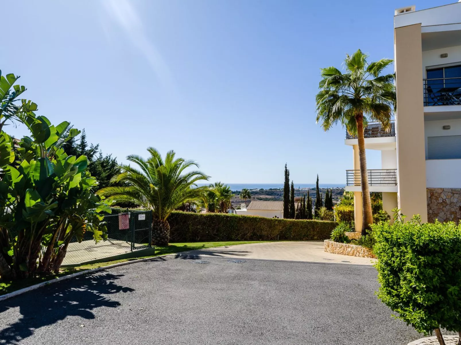 "Elena 1" mit Blick auf das Wasser - Image-tags.info