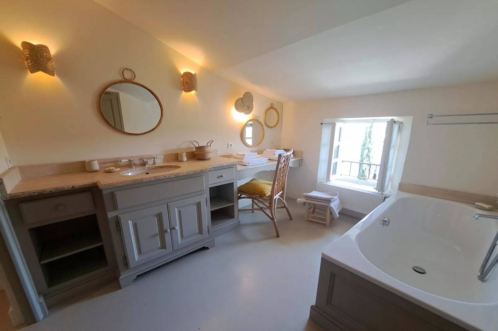 Mas Maillane demeure du XVIIIe entièrement rénové-Bathroom