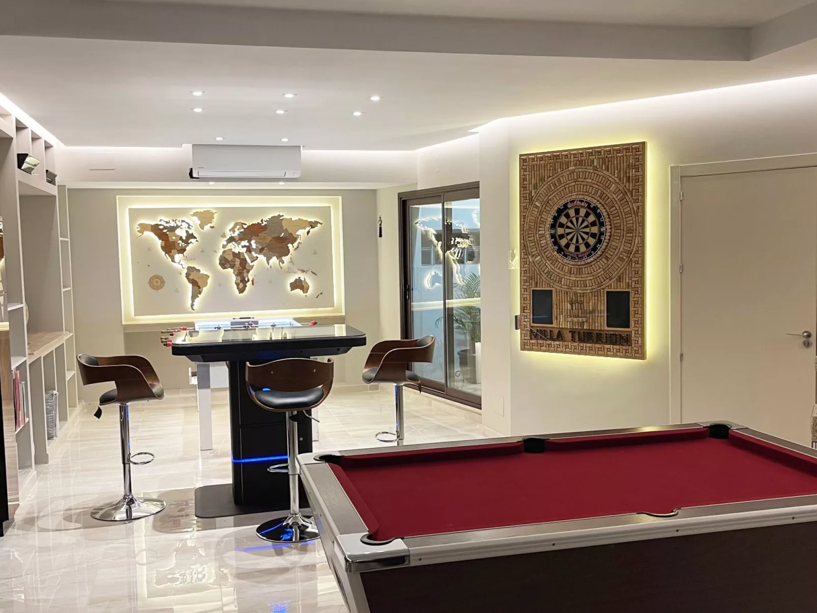 In der Nähe des Strandes, beheiztes Schwimmbad, Spielraum, Spielzimmer, etc - Drinnen