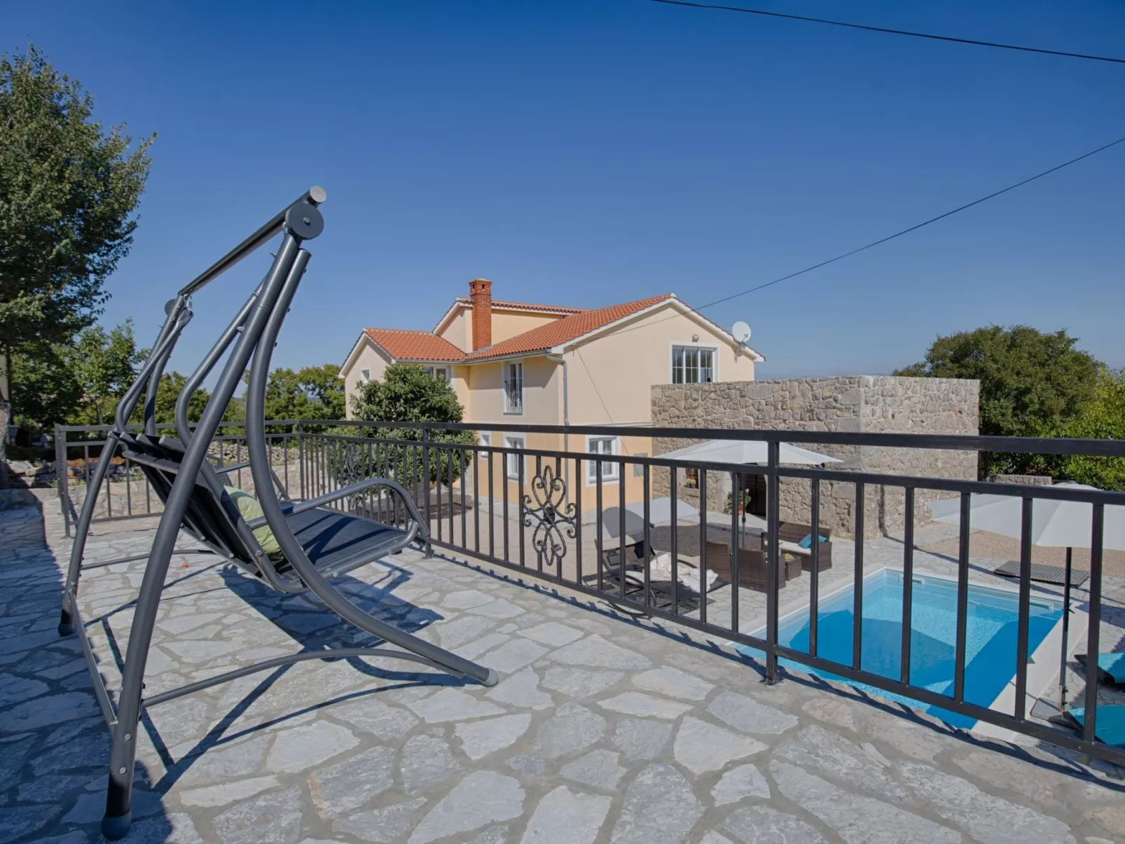 Luxuriöse Villa mit Pool, großem mediterranen Garten und Kinderspielplatz. - Image-tags.info